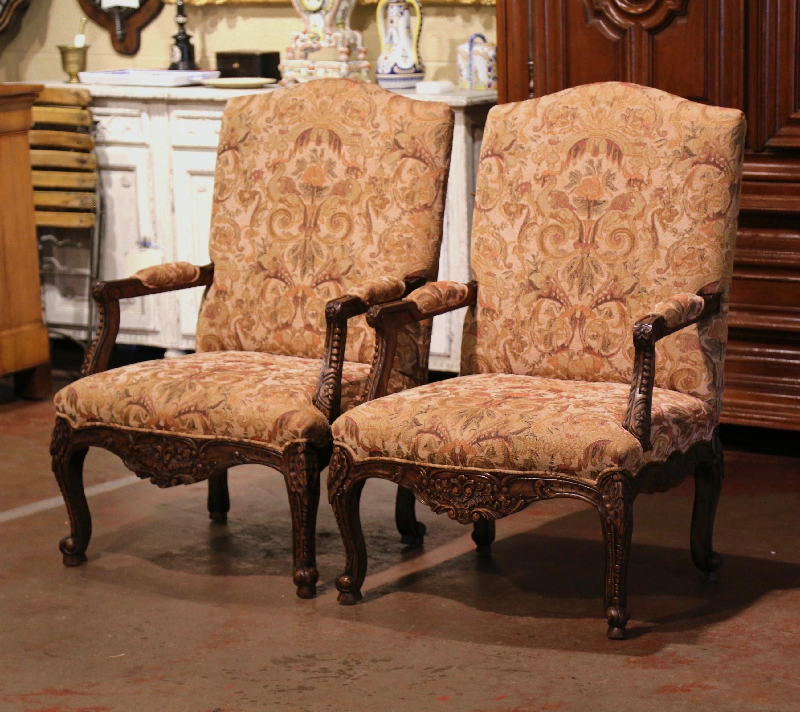 Fabric Pair of Early 20th Century Louis XV Carved Walnut Armchairs from Provence For Sale