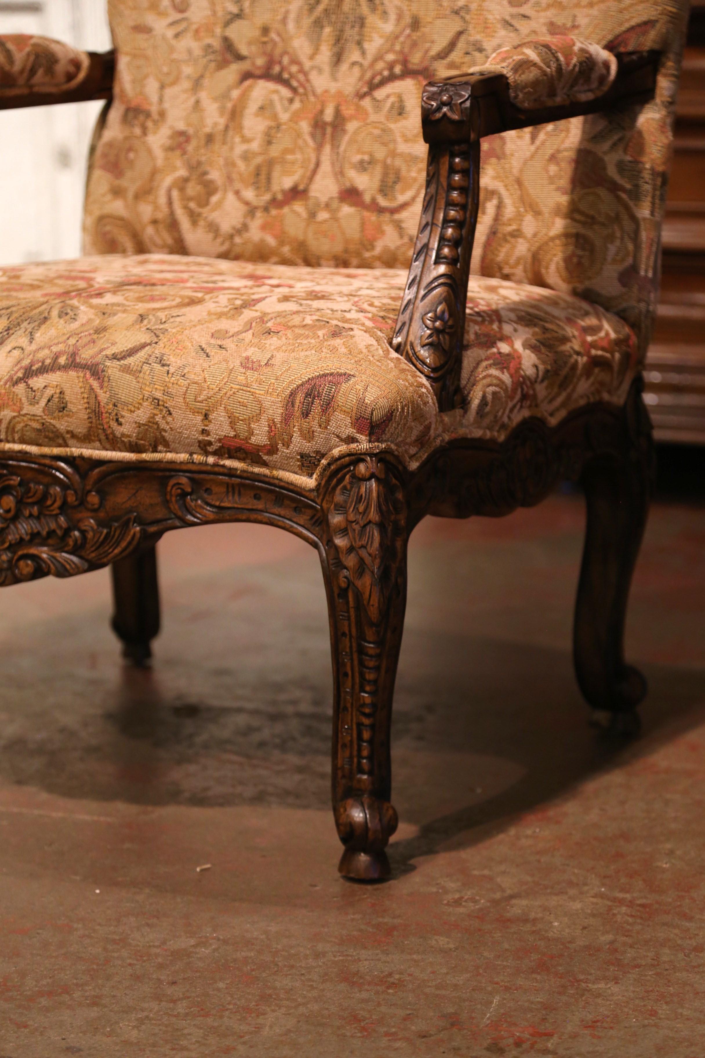 Tissu Paire de fauteuils Louis XV du début du 20ème siècle en noyer sculpté de Provence en vente
