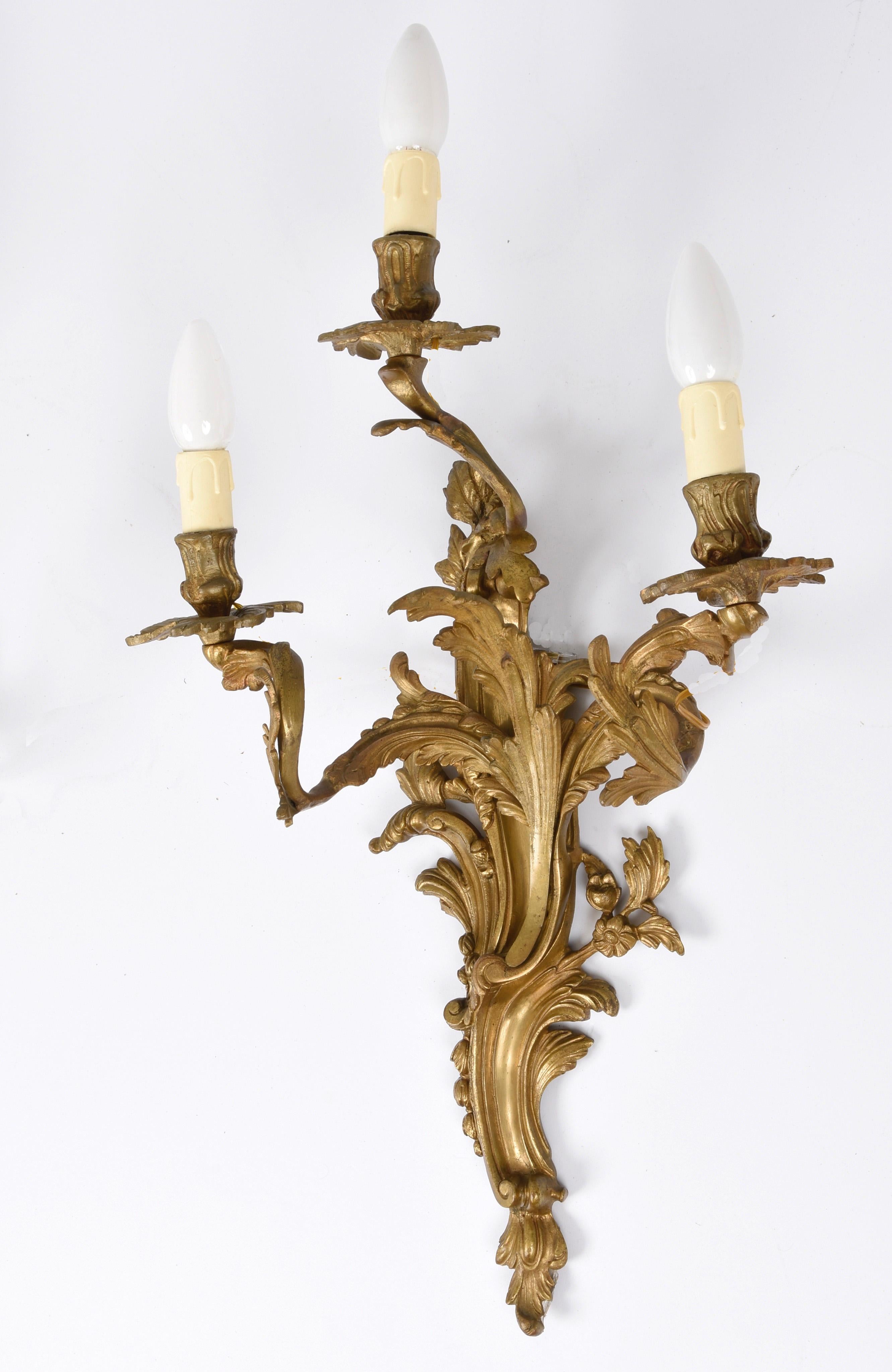 Pair of Early 20th Century Louis XV Gilded Bronze and Brass French Sconces 6