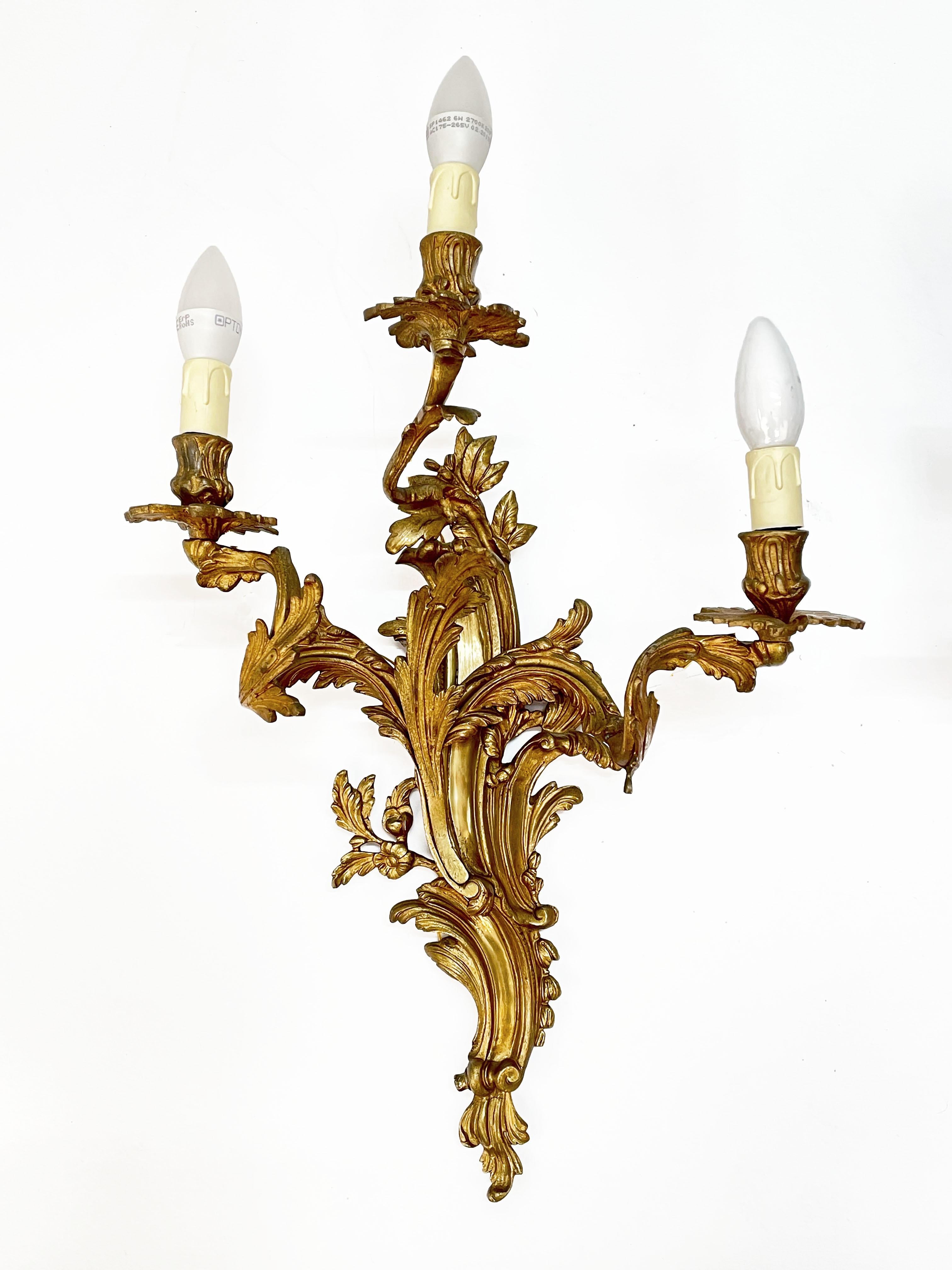Pair of Early 20th Century Louis XV Gilded Bronze and Brass French Sconces 7