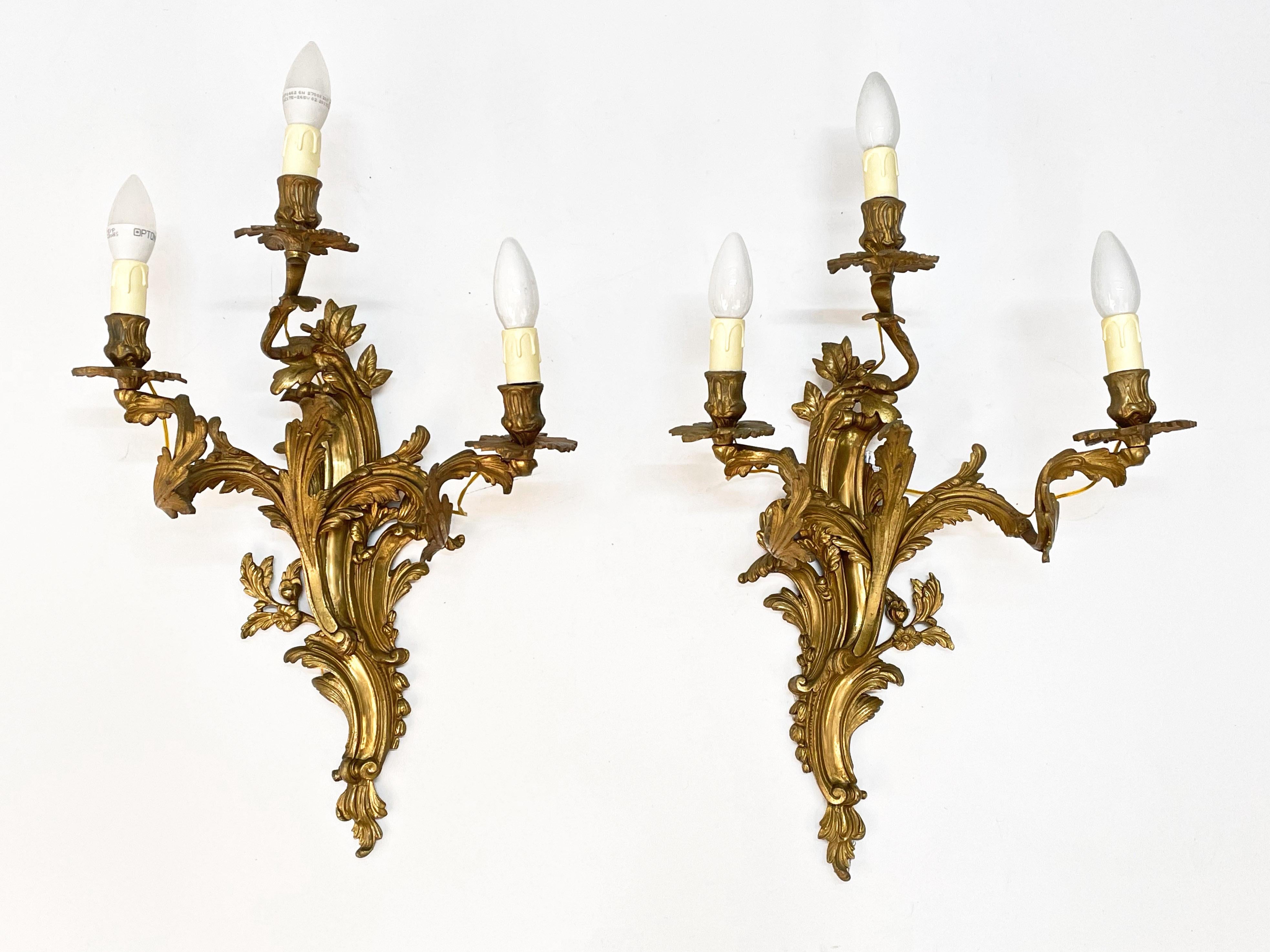 Pair of Early 20th Century Louis XV Gilded Bronze and Brass French Sconces In Good Condition In Roma, IT