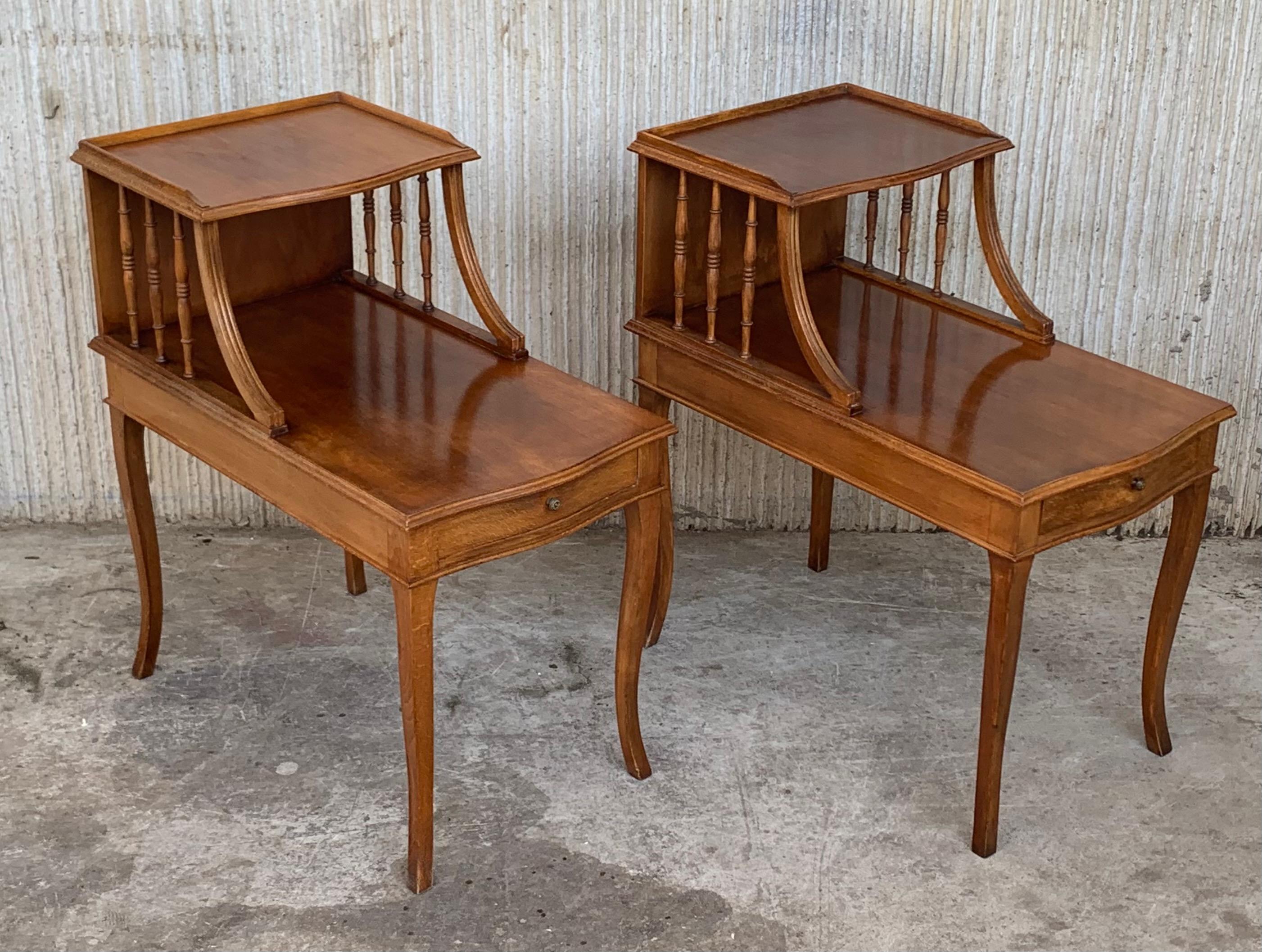 Louis XVI Pair of Early 20th Century Louis XV Walnut Nightstands Bedside Tables For Sale
