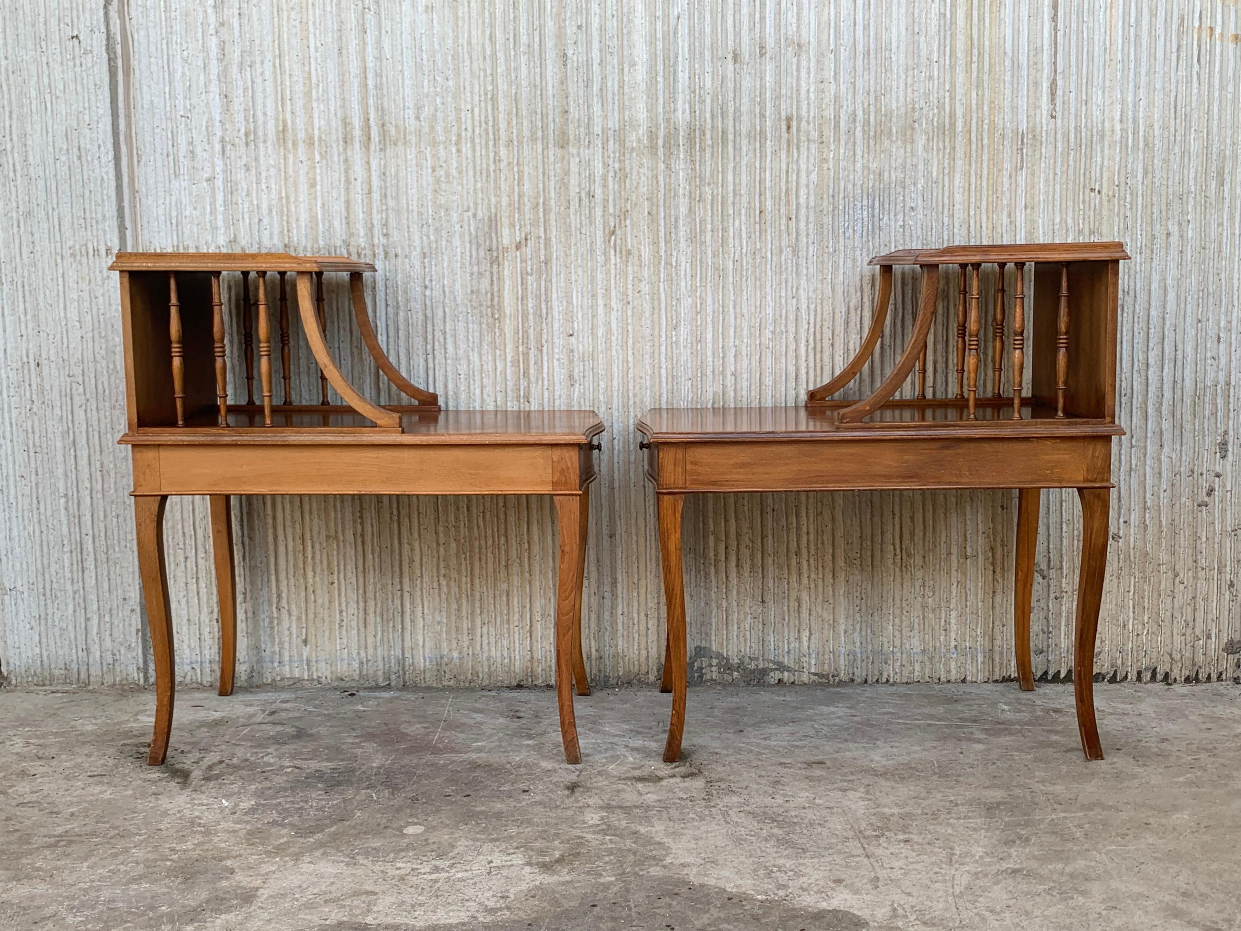 French Pair of Early 20th Century Louis XV Walnut Nightstands Bedside Tables For Sale