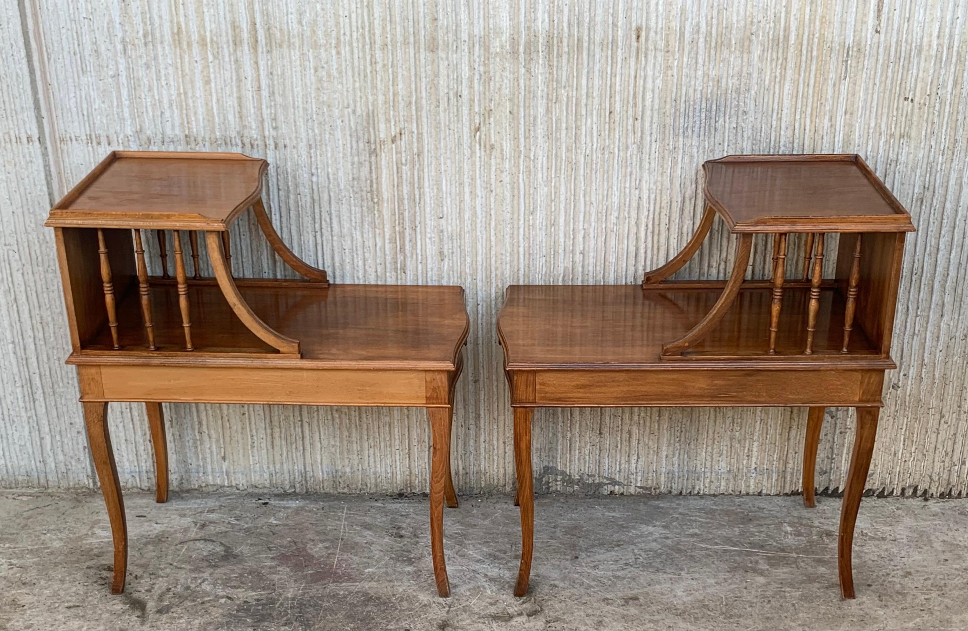 Pair of Early 20th Century Louis XV Walnut Nightstands Bedside Tables In Good Condition For Sale In Miami, FL