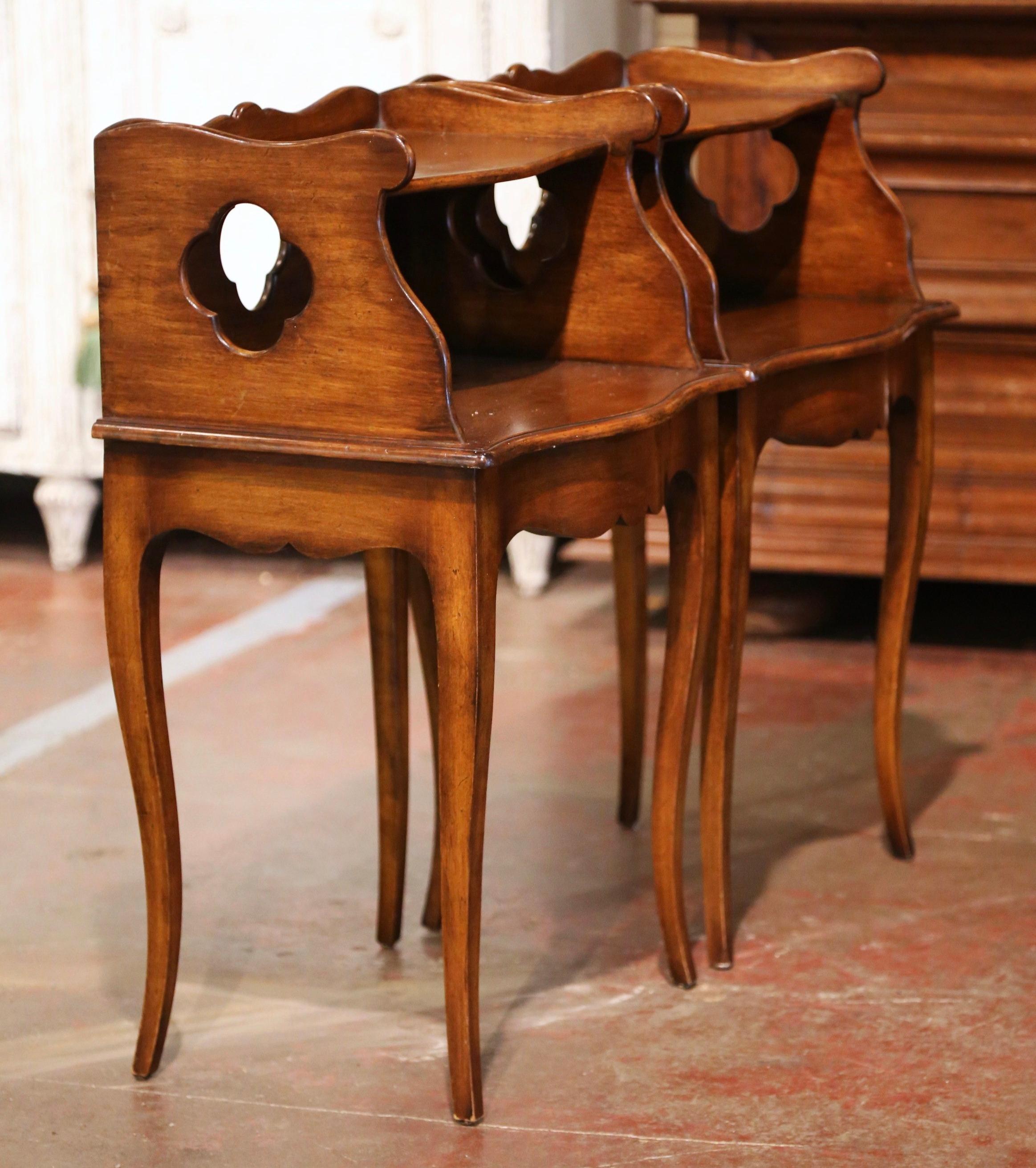 Pair of Early 20th Century Louis XV Walnut Nightstands Bedside Tables In Excellent Condition In Dallas, TX