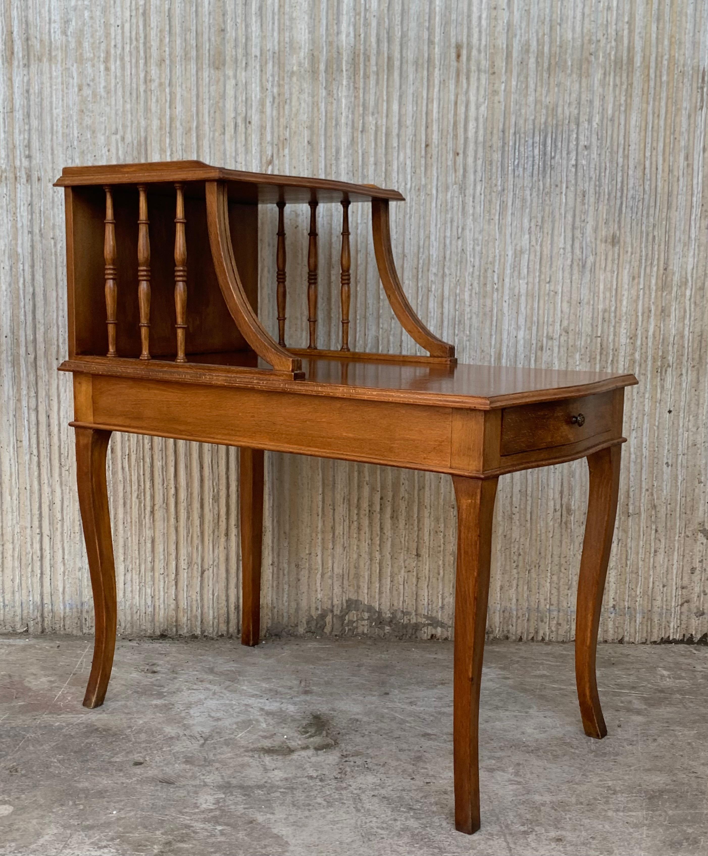 Pair of Early 20th Century Louis XV Walnut Nightstands Bedside Tables For Sale 1