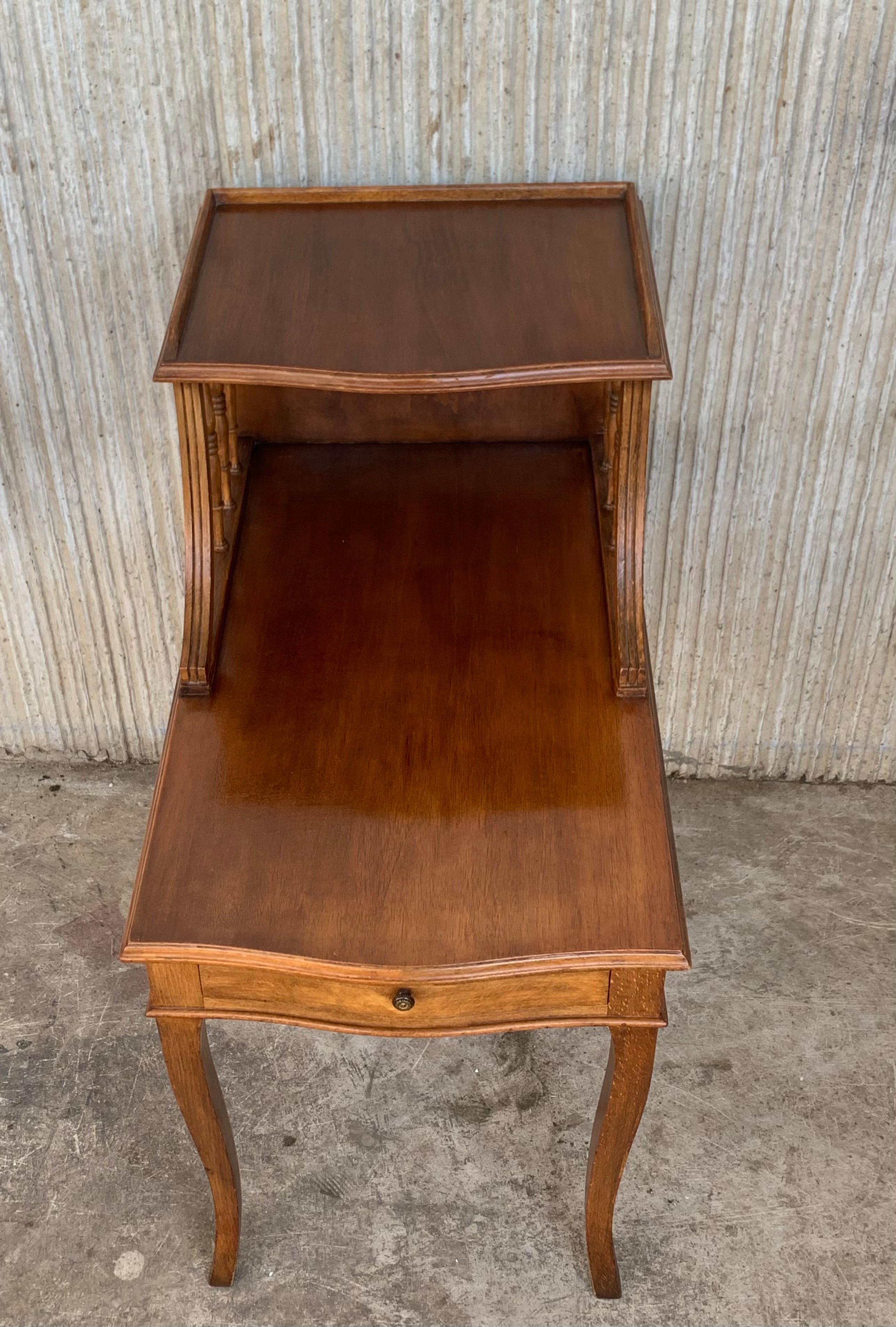 Pair of Early 20th Century Louis XV Walnut Nightstands Bedside Tables For Sale 2