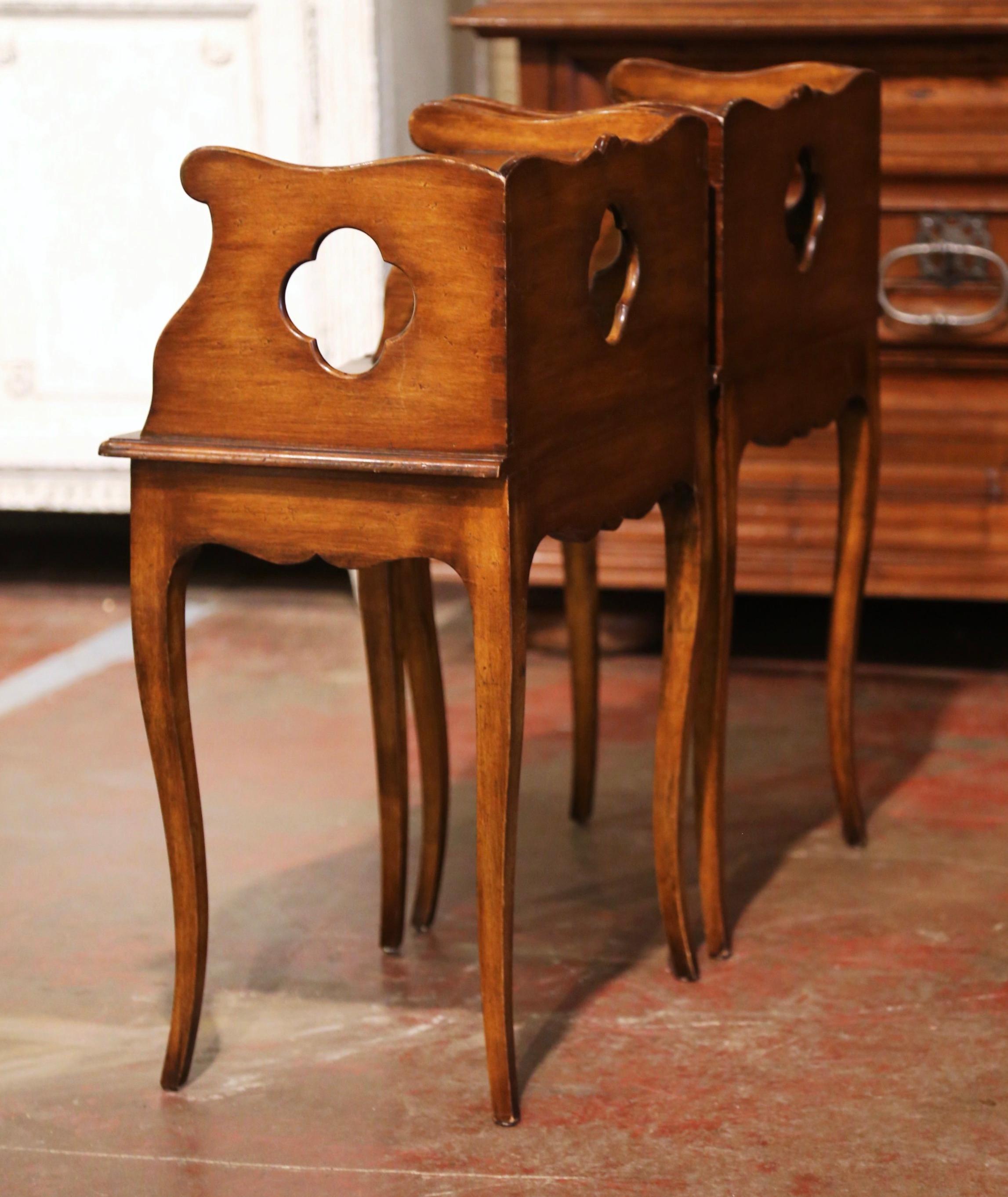 Pair of Early 20th Century Louis XV Walnut Nightstands Bedside Tables 3