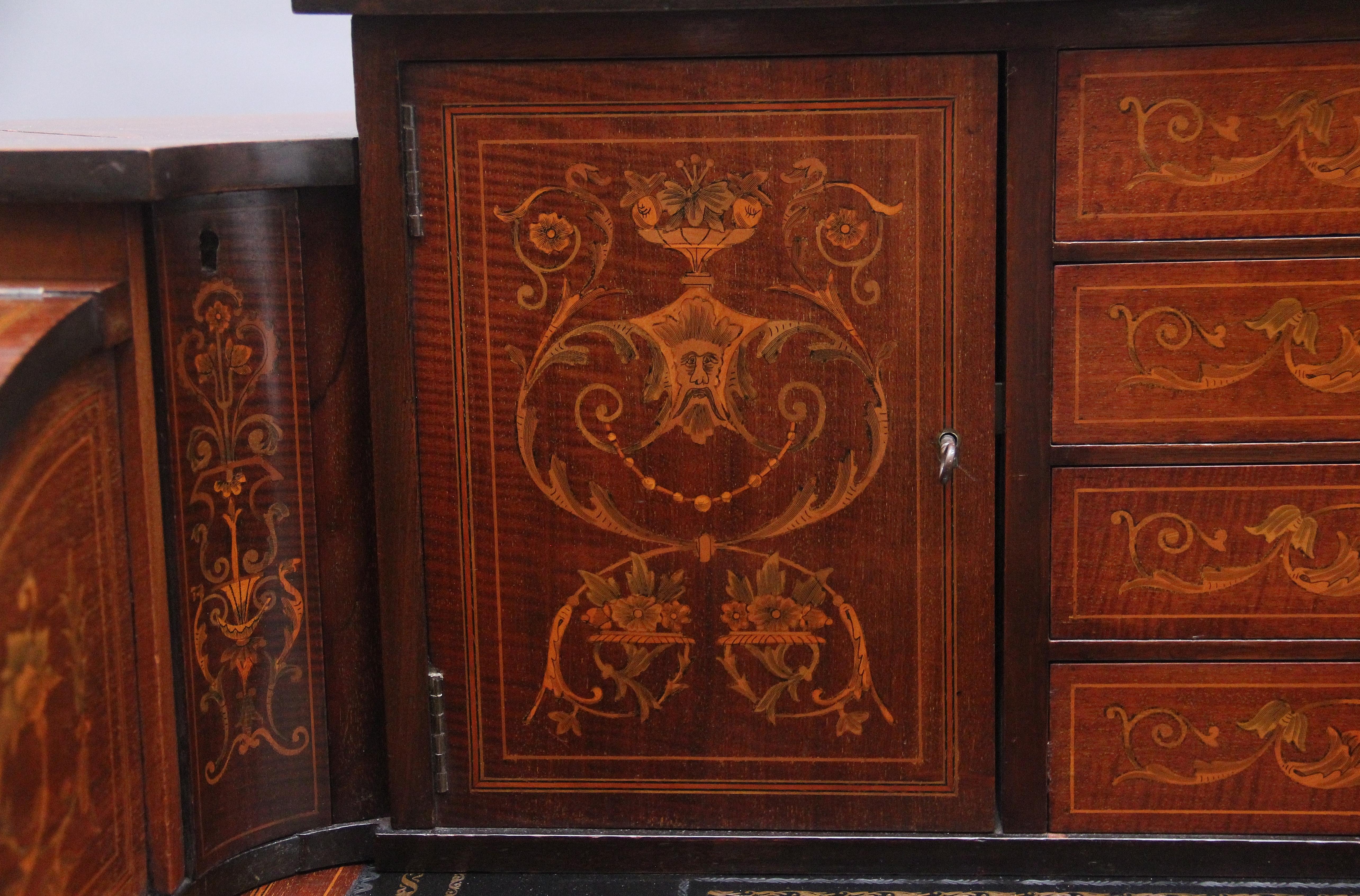 Coppia di scrivanie in mogano di Carlton House dei primi del Novecento in vendita 7