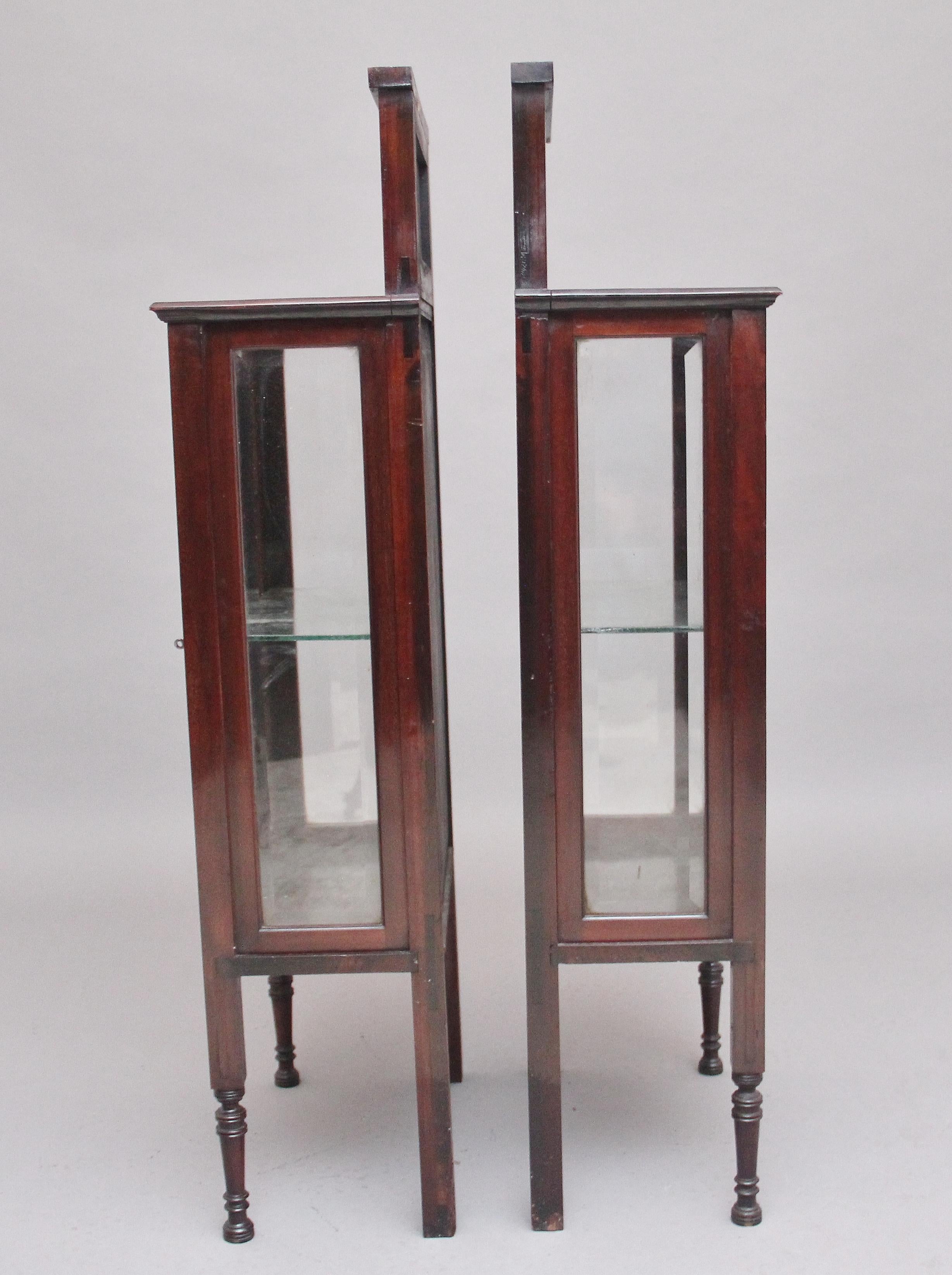 Pair of Early 20th Century Mahogany Display Cabinets For Sale 1