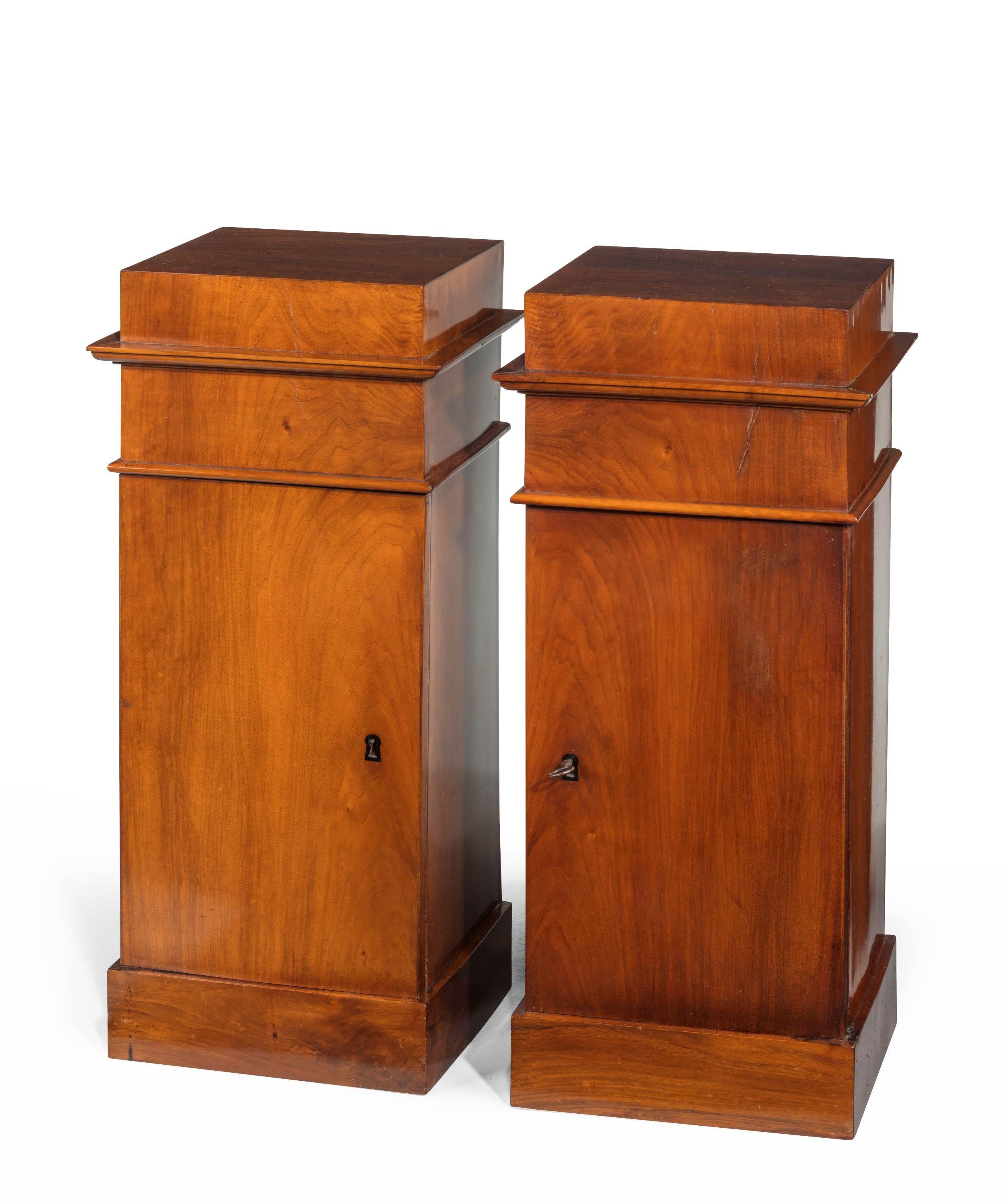 Pair of Early 20th Century Mahogany Pot Cupboards of Pillar Form In Good Condition In Peterborough, Northamptonshire