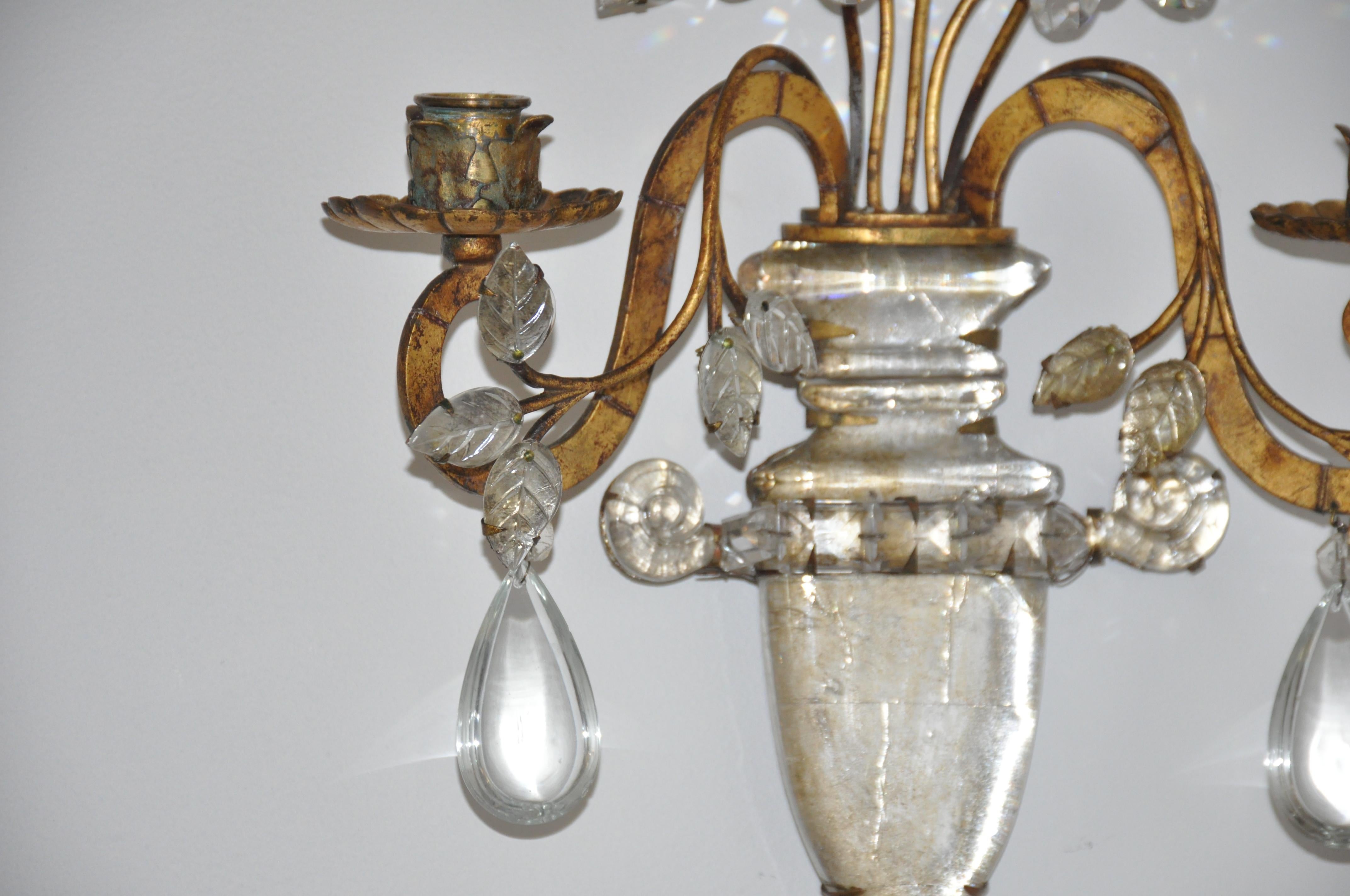Doré Paire d'appliques en bronze et cristal de la Maison Bagues du début du XXe siècle en vente