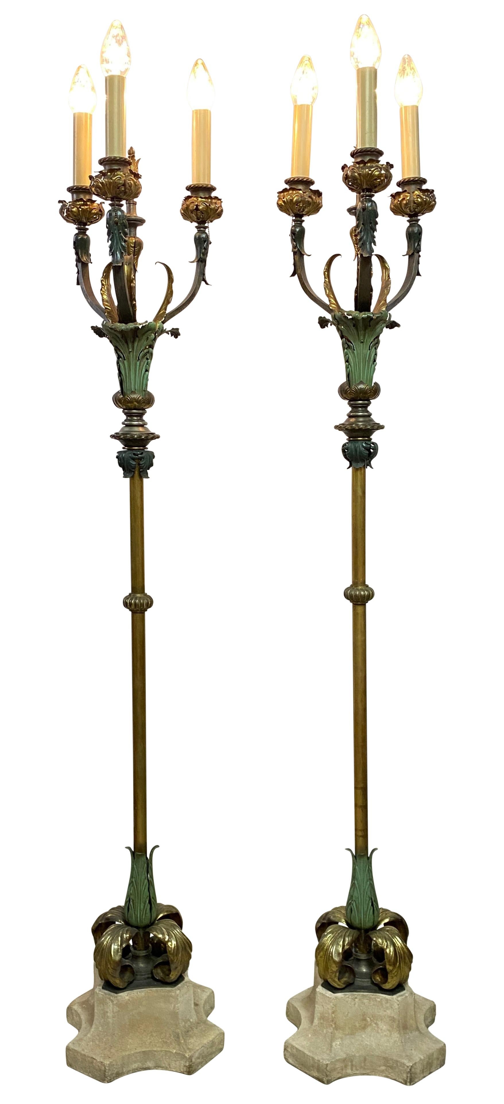 Ein außergewöhnliches Paar Stehlampen im mediterranen Stil des frühen 20. Jahrhunderts aus lackiertem und patiniertem Messing auf Kalksteinsockeln. Kürzlich neu verkabelt, alle Steckdosen haben Kettenzüge, in ausgezeichnetem antiken