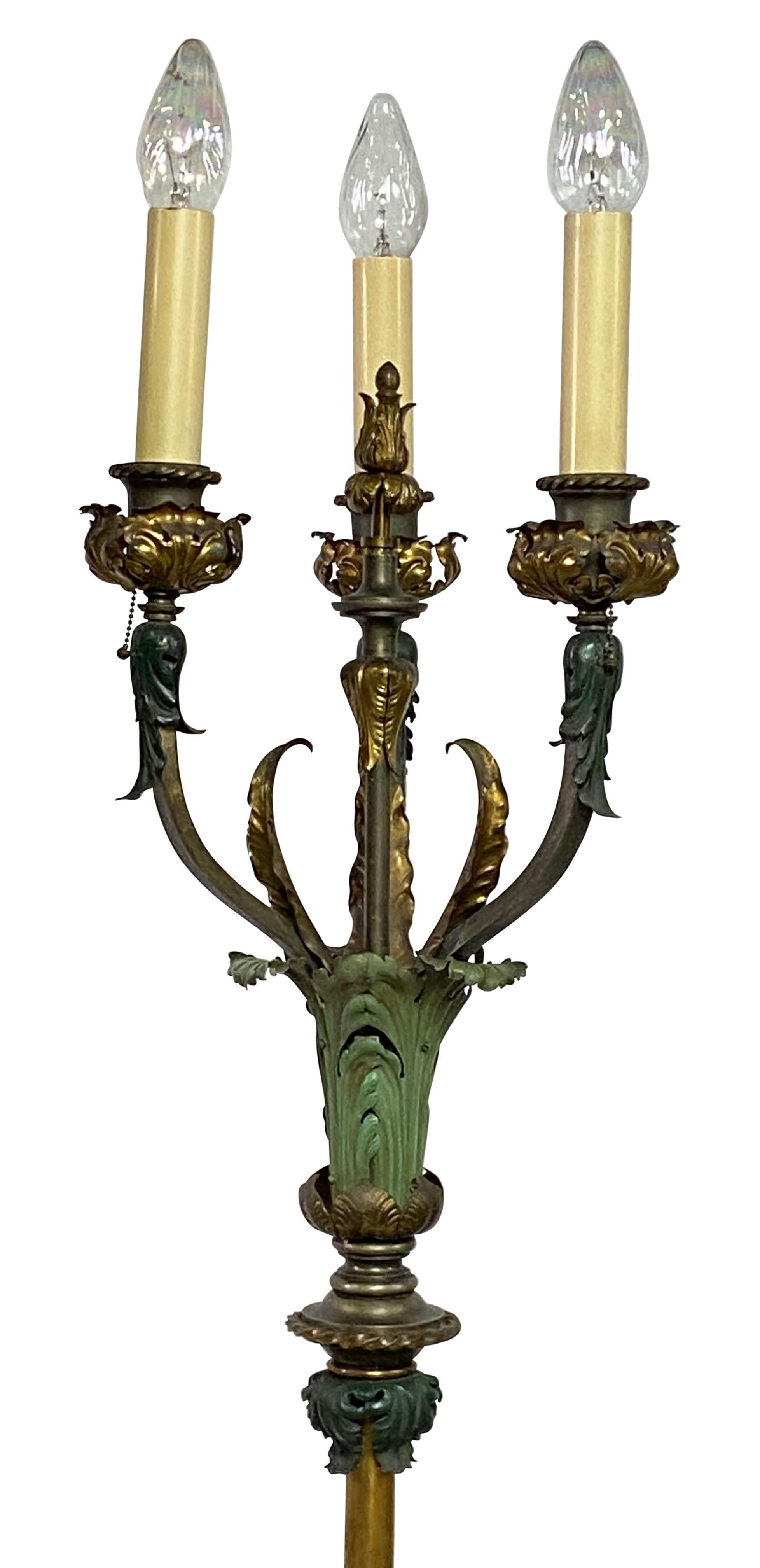 20ième siècle Paire de lampadaires en laiton peint de style méditerranéen du début du 20e siècle en vente