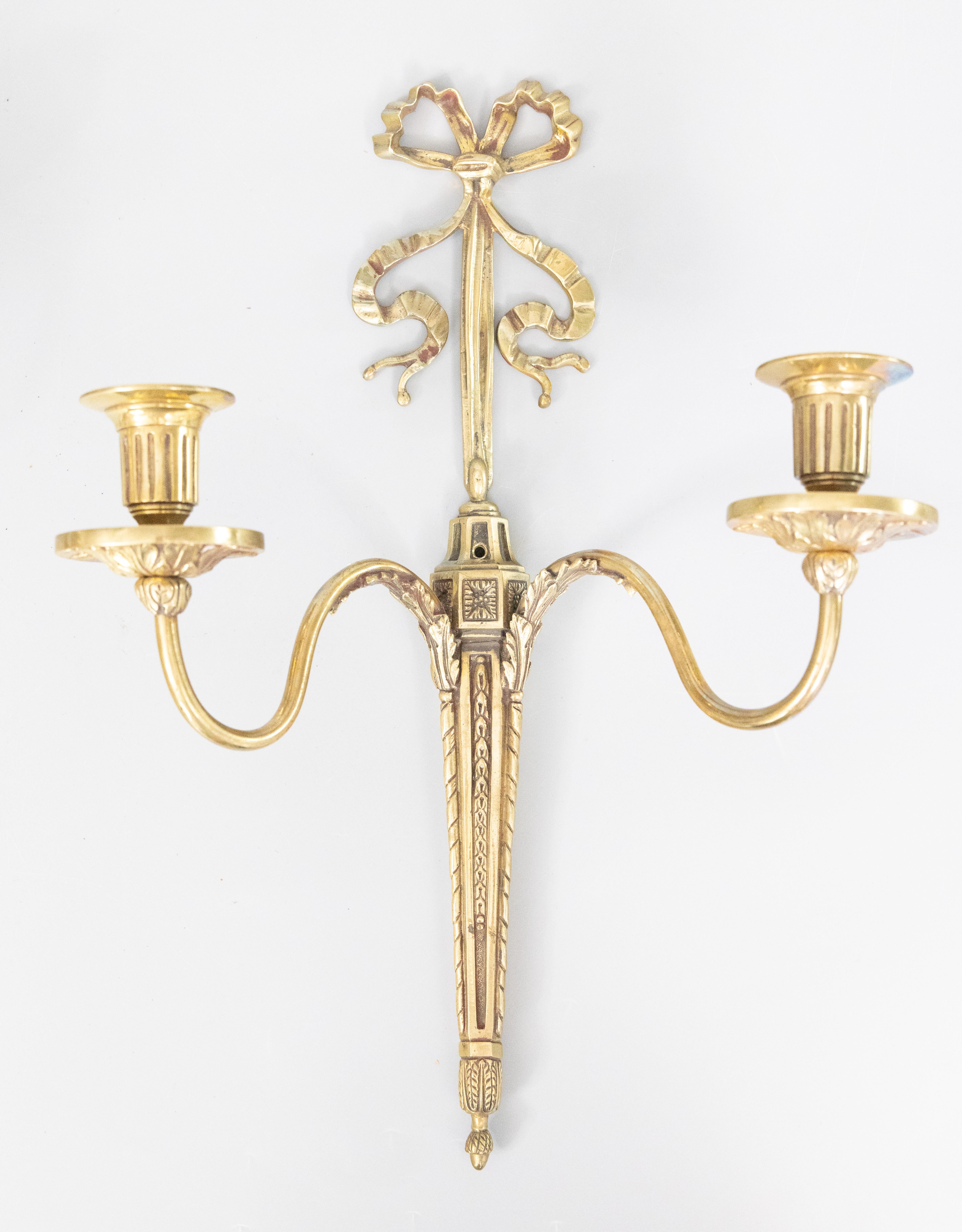 Pareja de candelabros de arco de latón franceses de estilo neoclásico de principios del siglo XX Vaciado en venta
