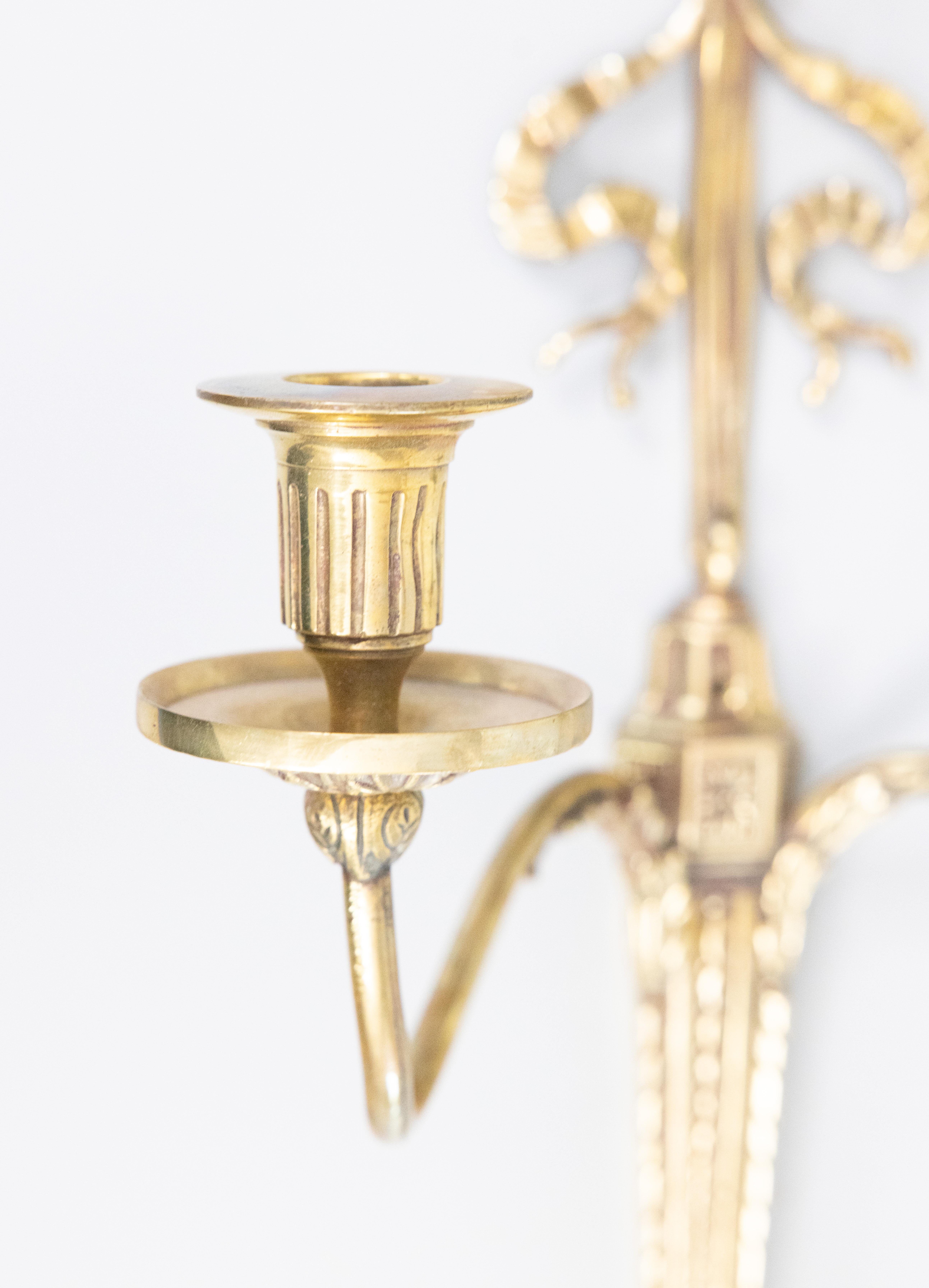 Pareja de candelabros de arco de latón franceses de estilo neoclásico de principios del siglo XX en Bueno estado para la venta en Pearland, TX
