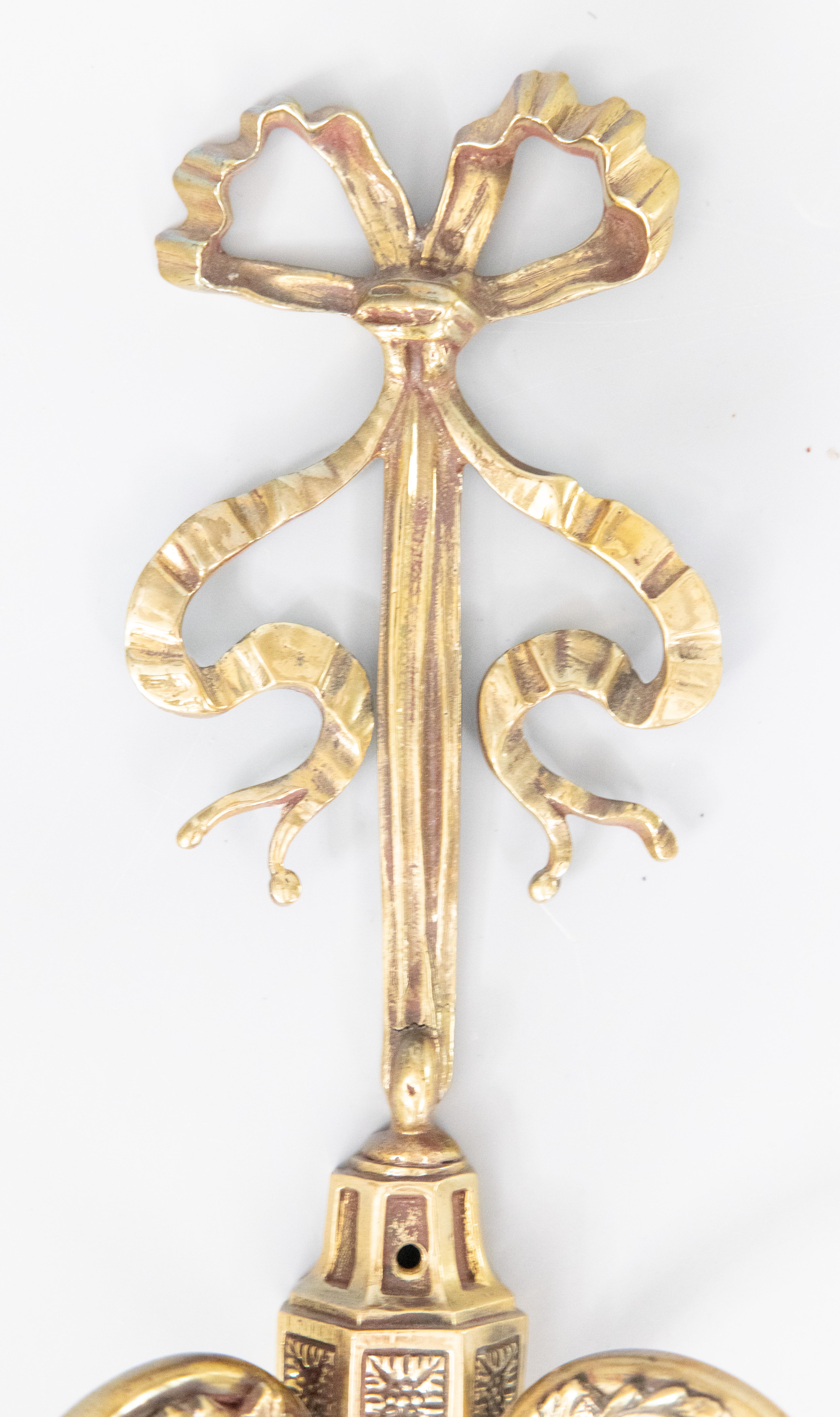 Pareja de candelabros de arco de latón franceses de estilo neoclásico de principios del siglo XX Latón en venta