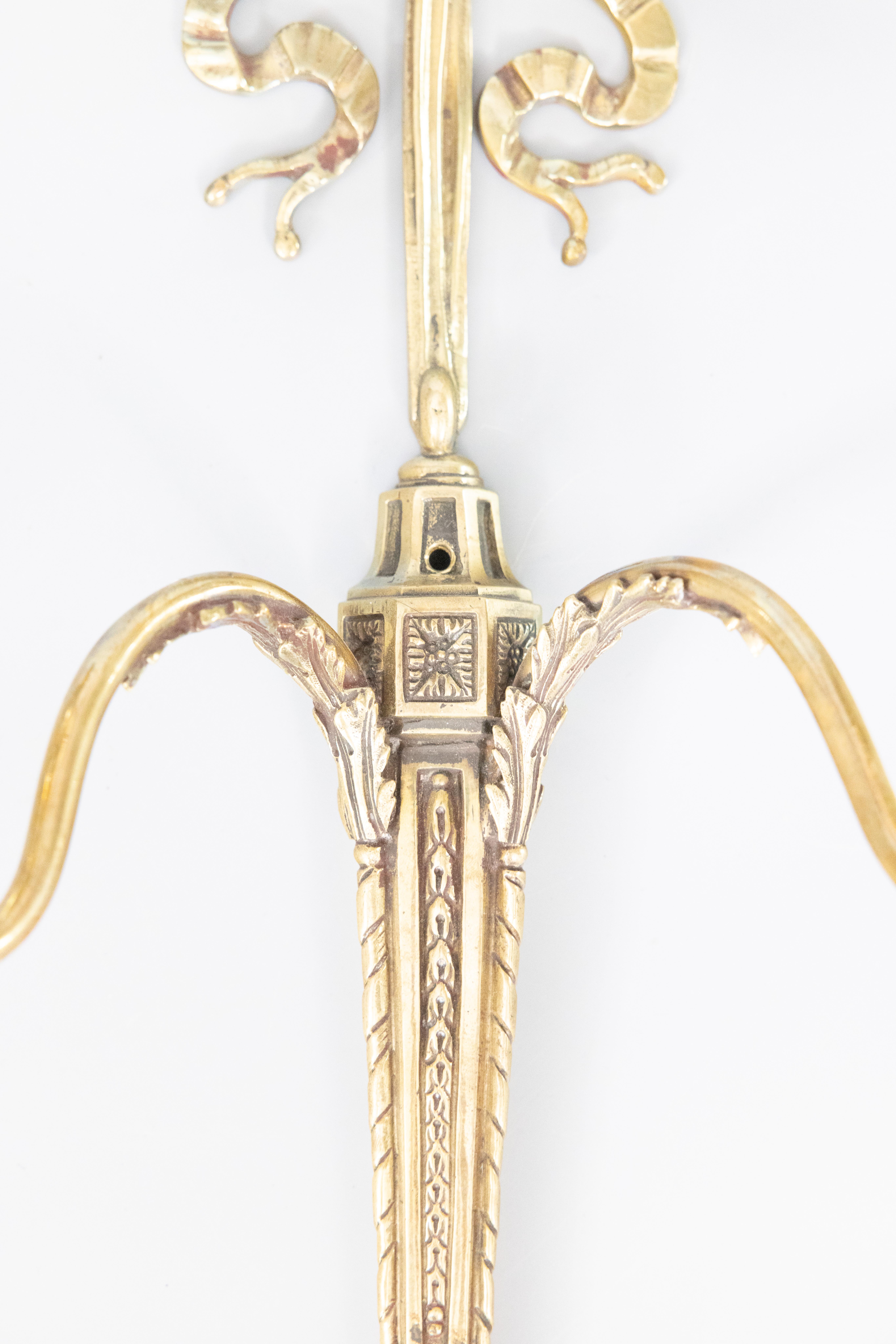 Pareja de candelabros de arco de latón franceses de estilo neoclásico de principios del siglo XX en venta 1