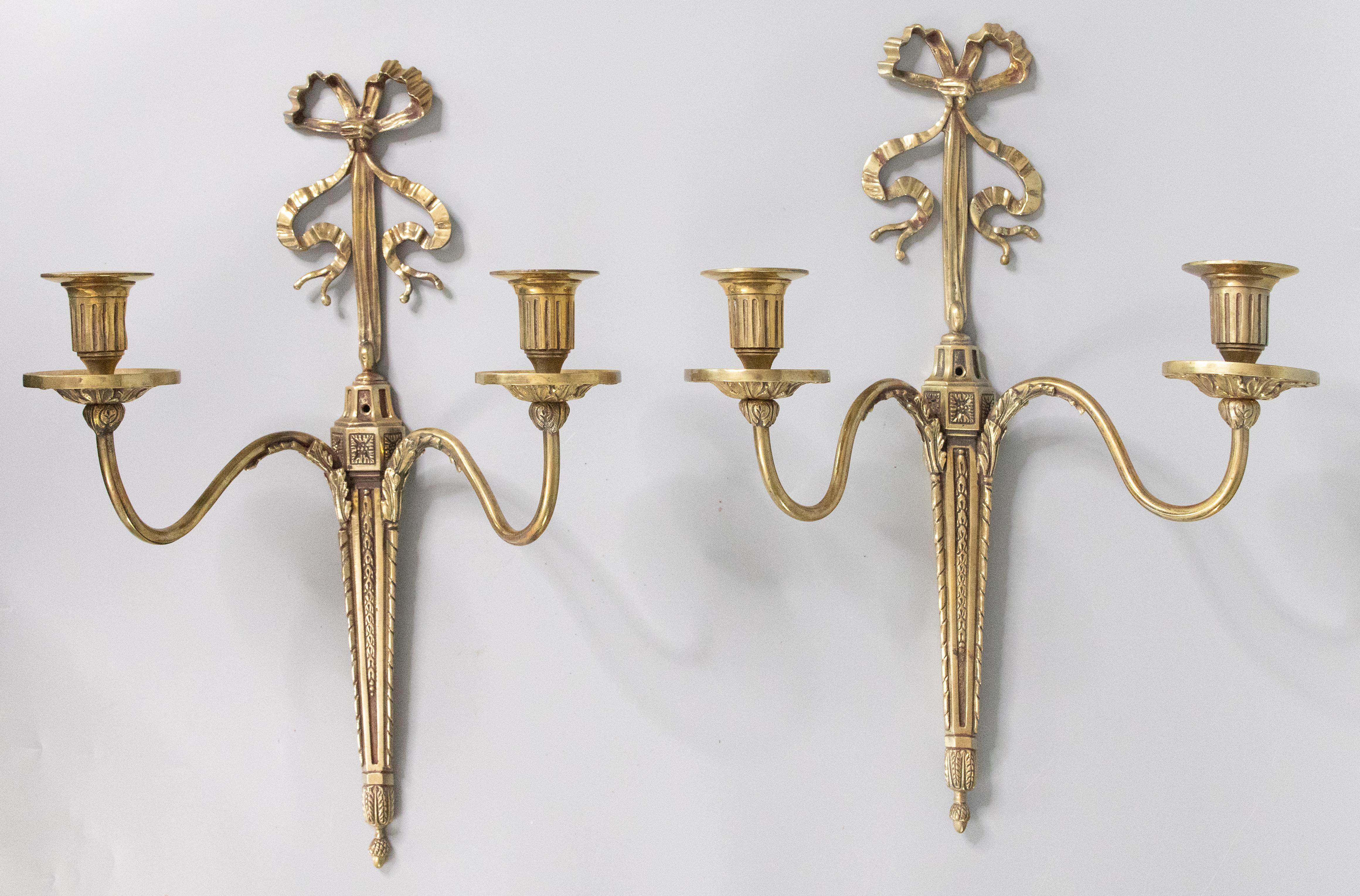Pareja de candelabros de arco de latón franceses de estilo neoclásico de principios del siglo XX en venta 3