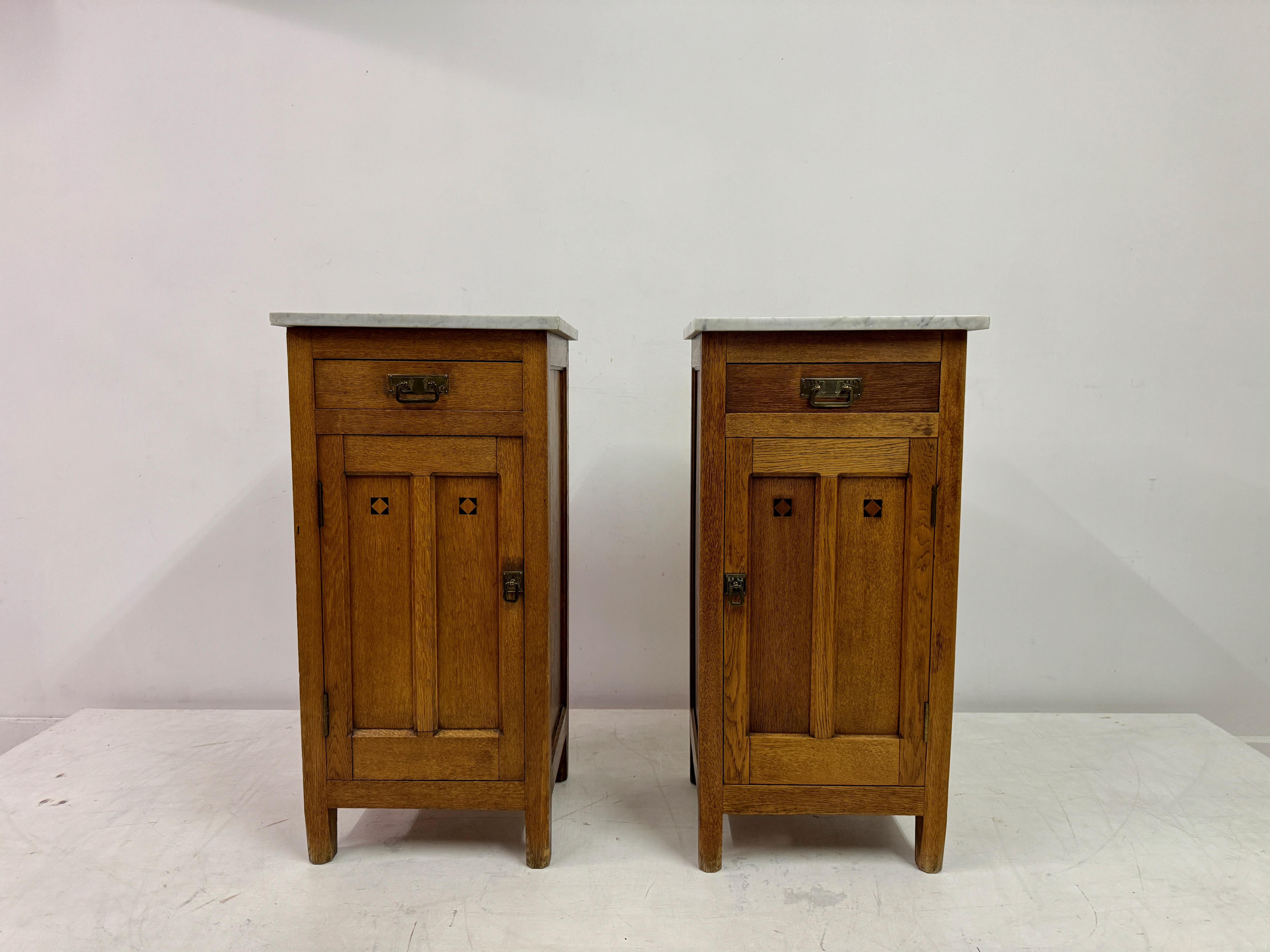 Arts and Crafts Pair of Early 20th Century Oak Bedside Cabinets with Marble Tops For Sale