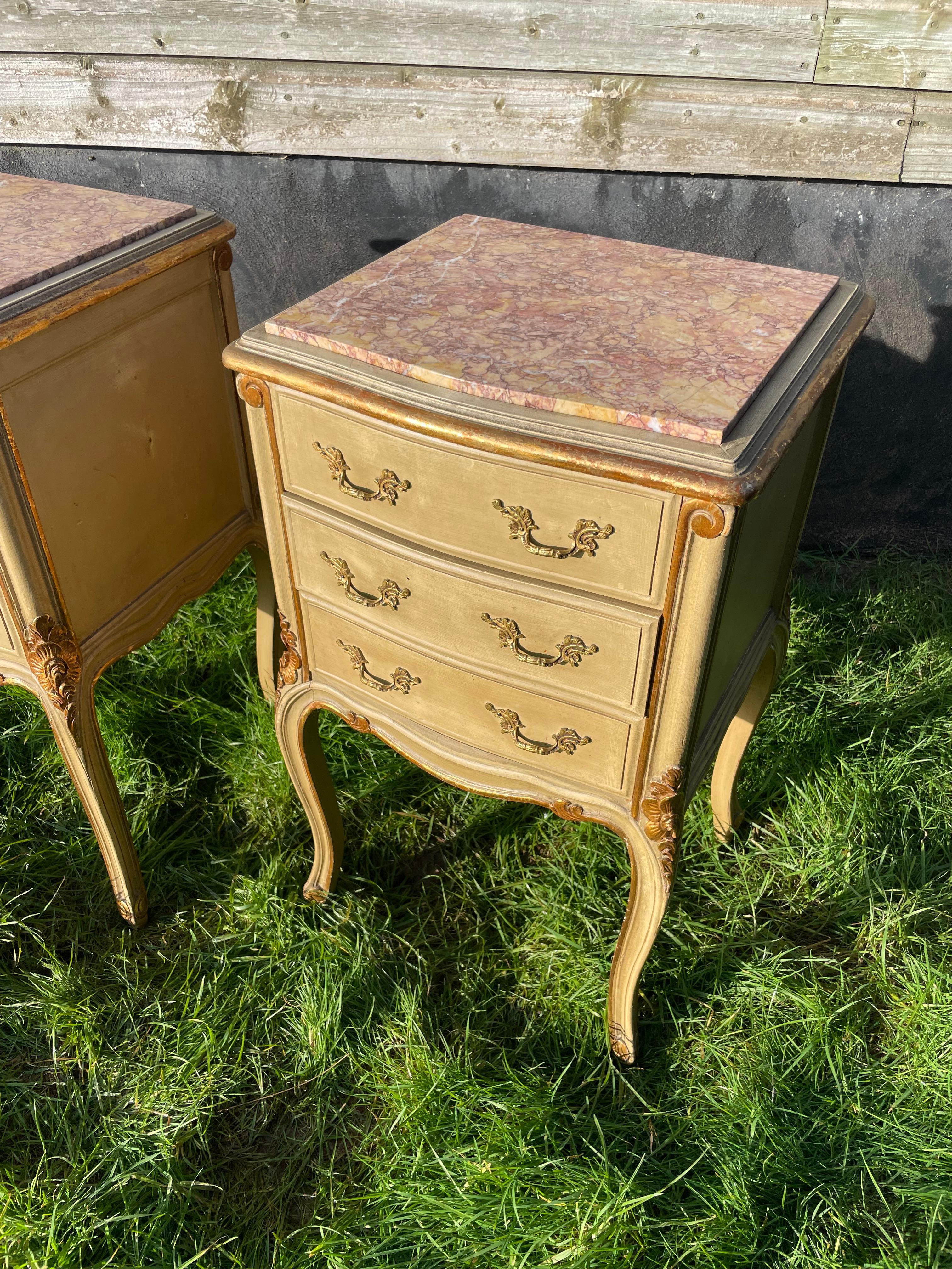 Pair of early 20th century painted and gilded bedside cabinets In Good Condition For Sale In Budleigh Salterton, GB