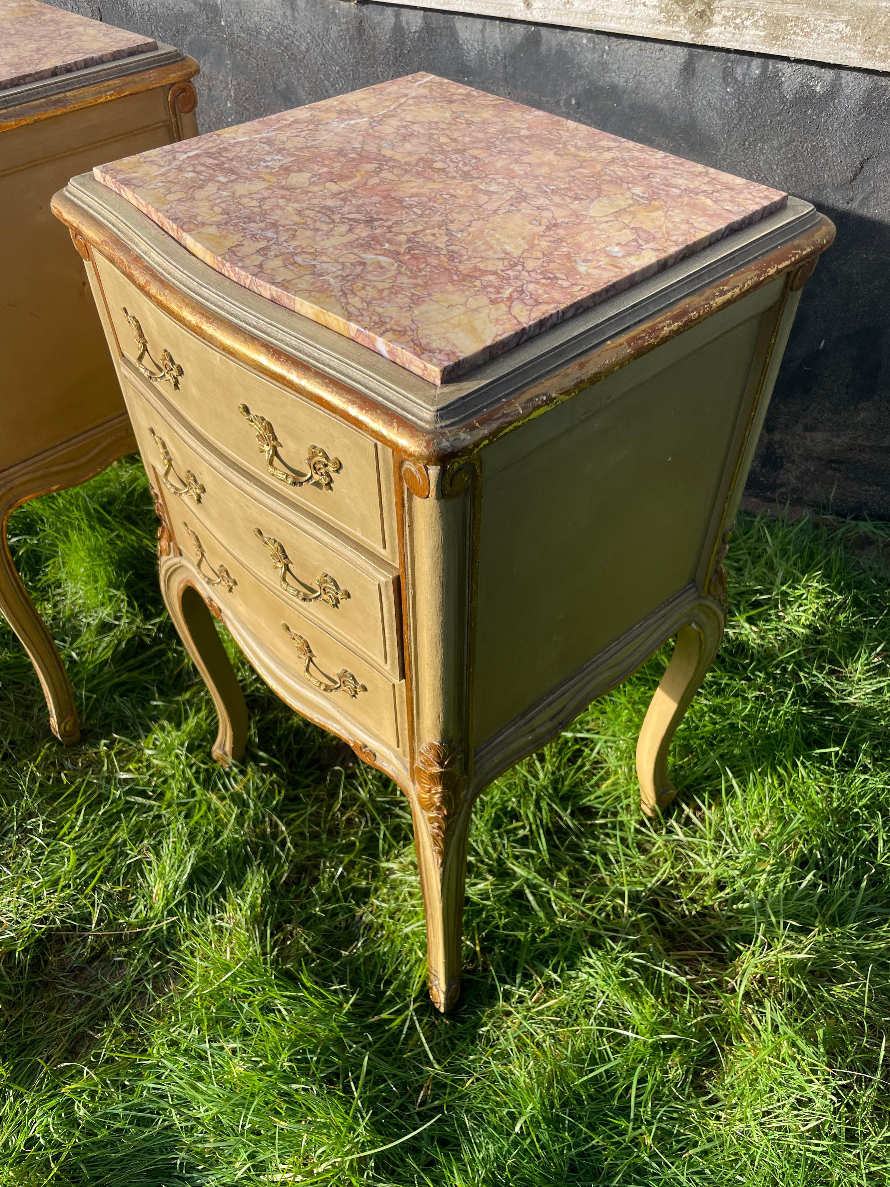Early 20th Century Pair of early 20th century painted and gilded bedside cabinets For Sale