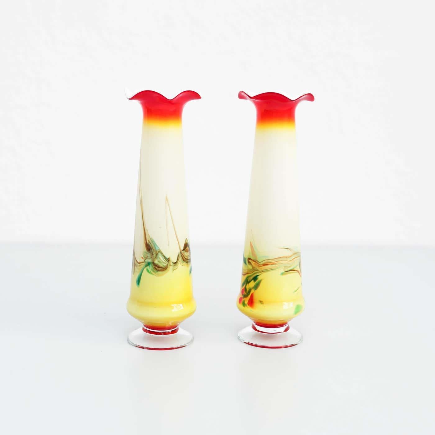 Pair of Early 20th Century Painted Glass Vases In Good Condition For Sale In Barcelona, ES