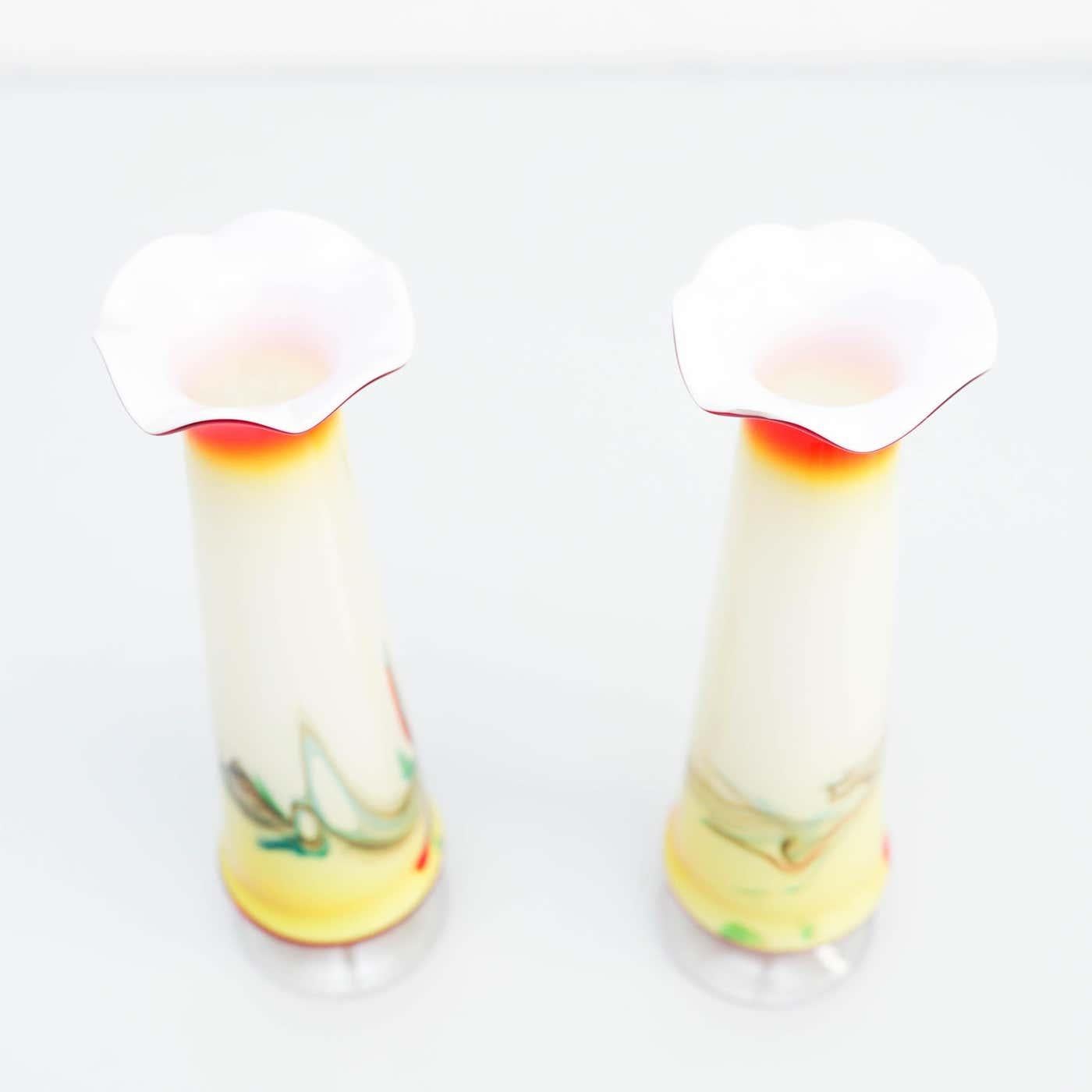 Paire de vases en verre peints du début du 20e siècle en vente 1