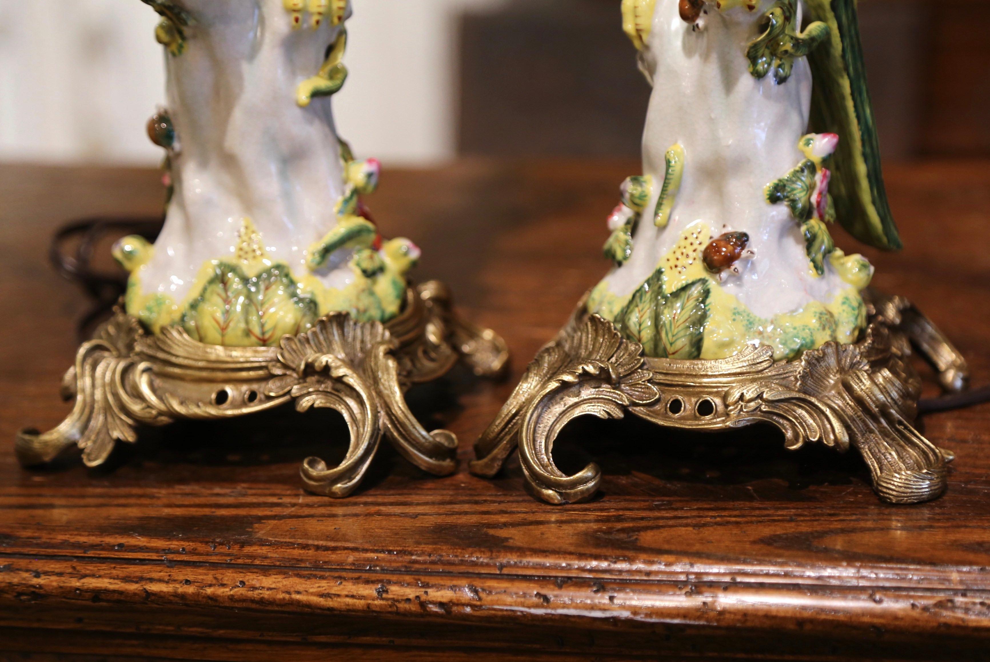 Pair of Early 20th Century Painted Porcelain Parrot Table Lamps on Bronze Bases In Excellent Condition In Dallas, TX