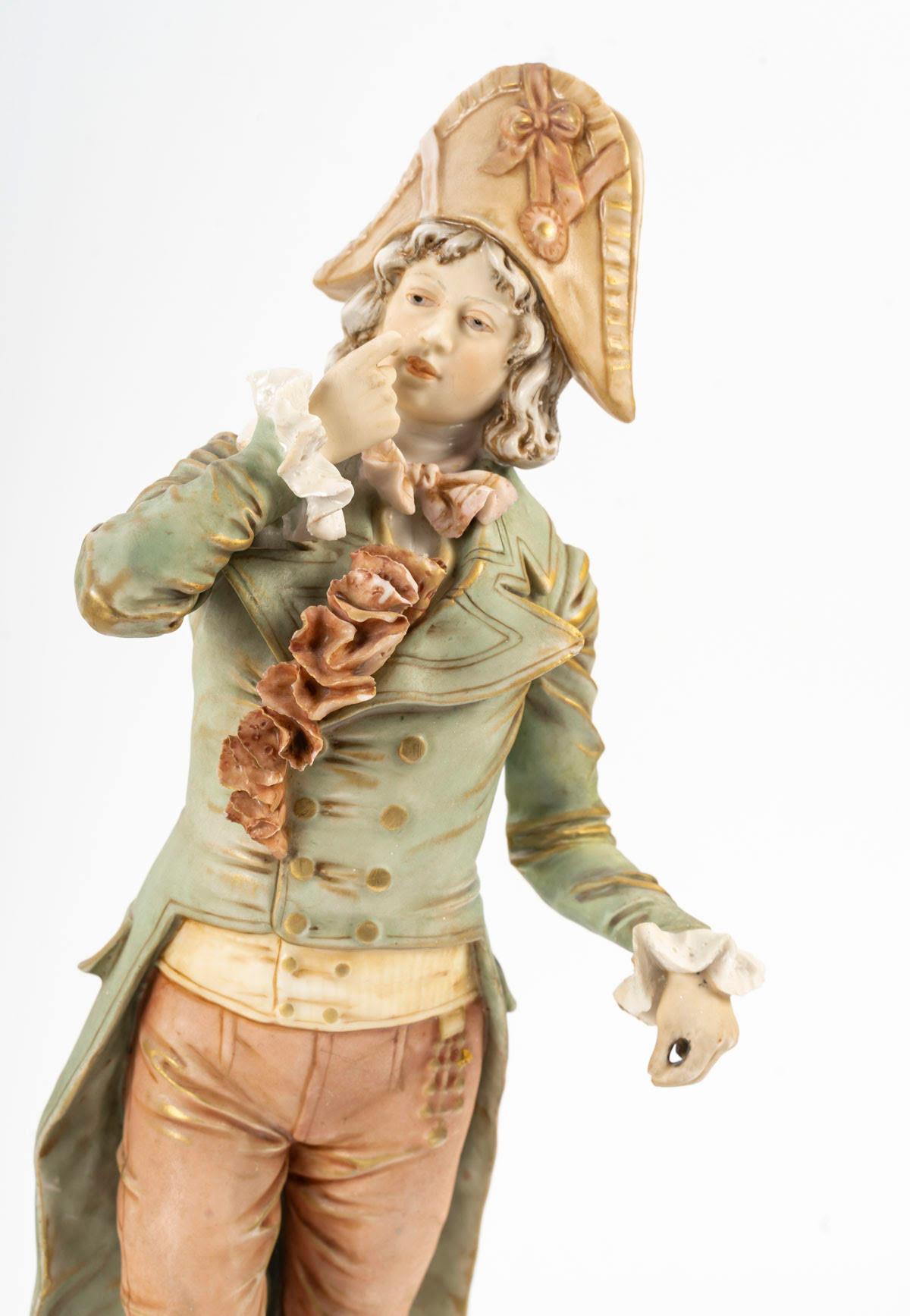Paar bemalte Porzellanstatuetten im Napoleon-III-Stil des frühen 20. Jahrhunderts. (Napoleon III.) im Angebot