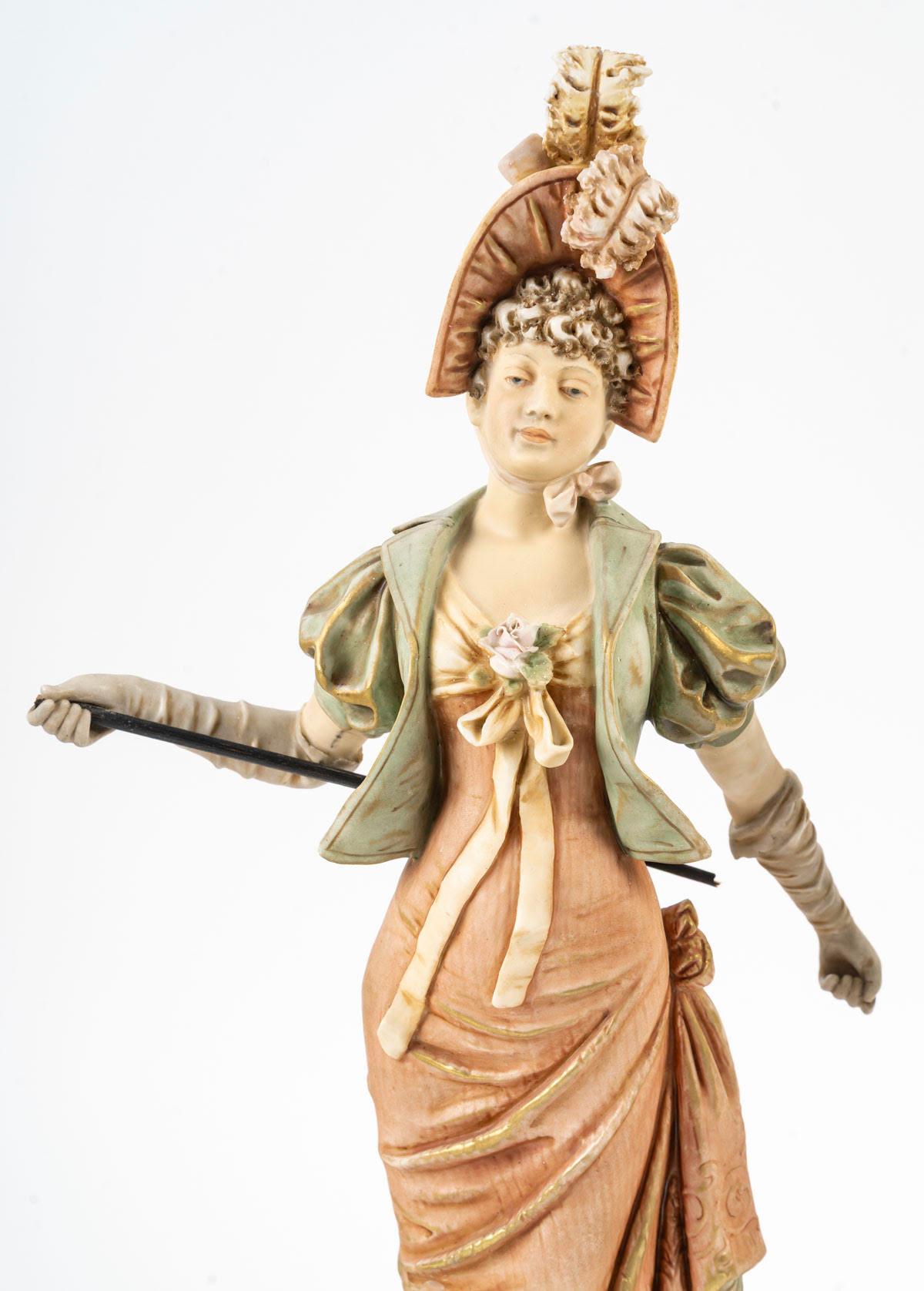 Paar bemalte Porzellanstatuetten im Napoleon-III-Stil des frühen 20. Jahrhunderts. (Französisch) im Angebot
