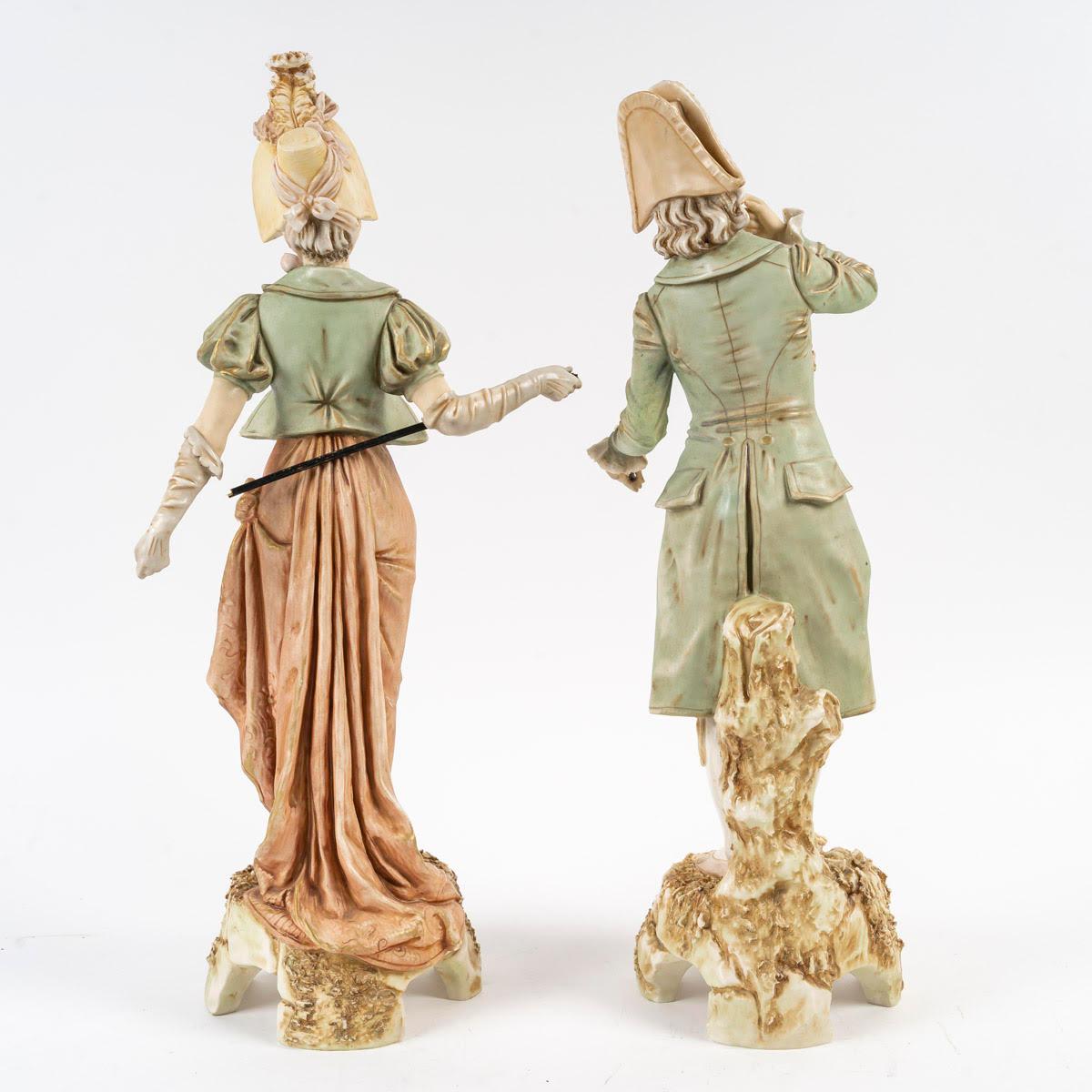 Paar bemalte Porzellanstatuetten im Napoleon-III-Stil des frühen 20. Jahrhunderts. im Zustand „Gut“ im Angebot in Saint-Ouen, FR