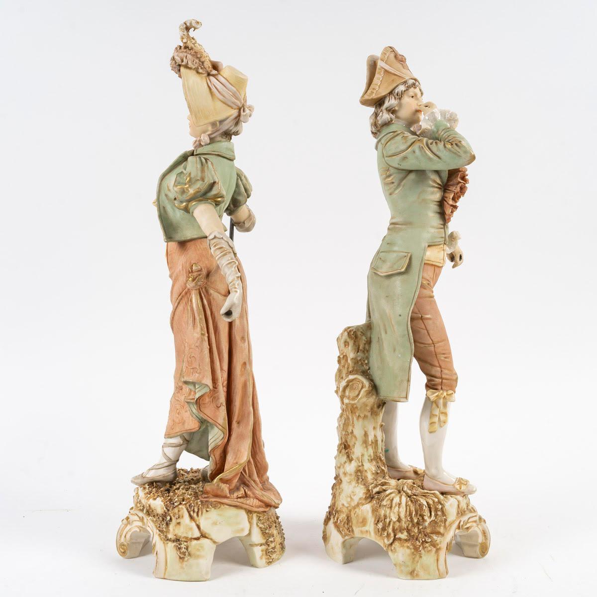 Paar bemalte Porzellanstatuetten im Napoleon-III-Stil des frühen 20. Jahrhunderts. im Angebot 1