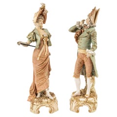 Paar bemalte Porzellanstatuetten im Napoleon-III-Stil des frühen 20. Jahrhunderts.