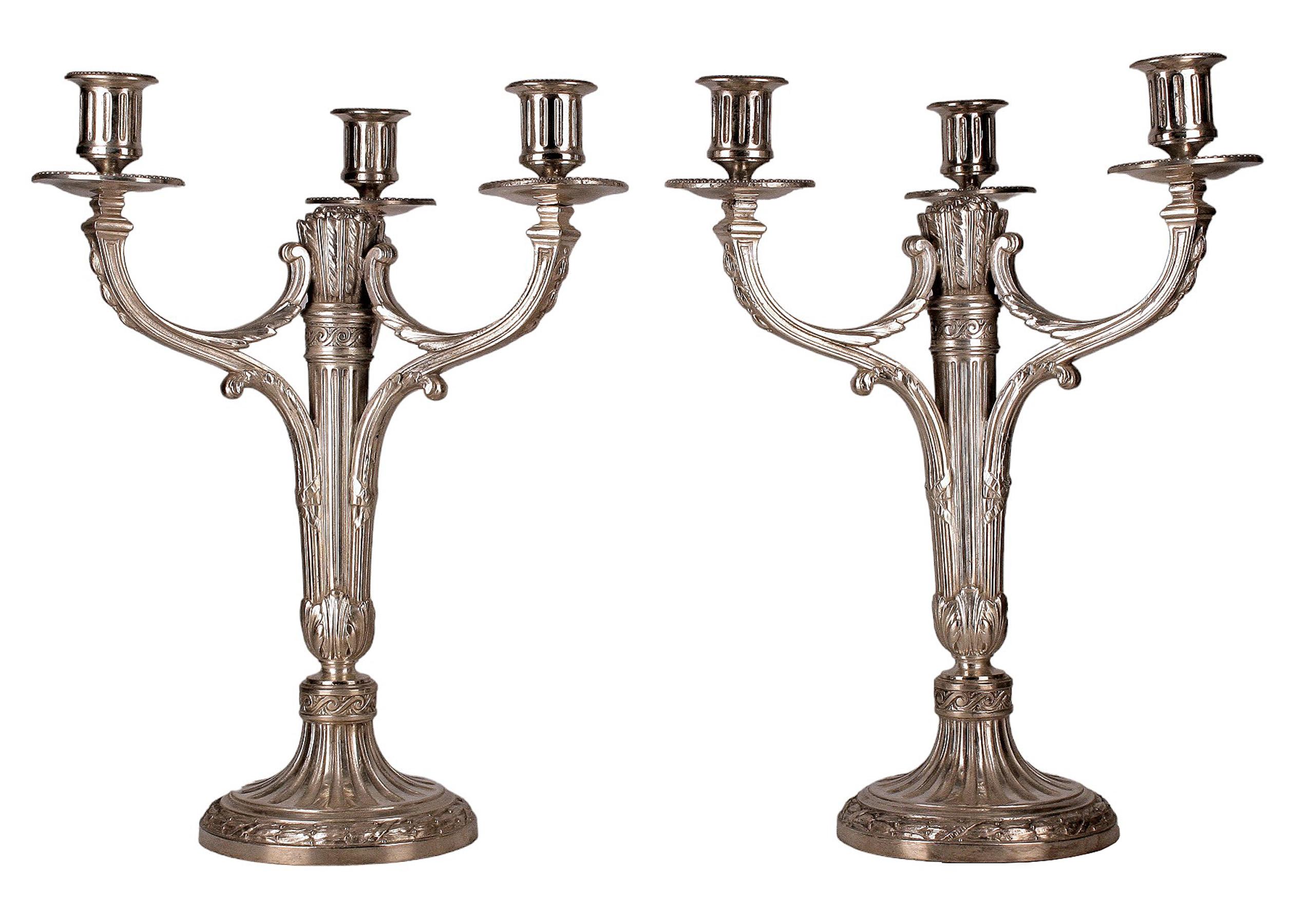 Coppia di candelabri a 3 bracci placcati dell'inizio del XX secolo, provenienti dalla Francia, della ditta Christofle

A cura di: Christofle
Materiale: argento, lastra d'argento, metallo
Tecnica: argentata, placcata, metallica, fusa, modellata,