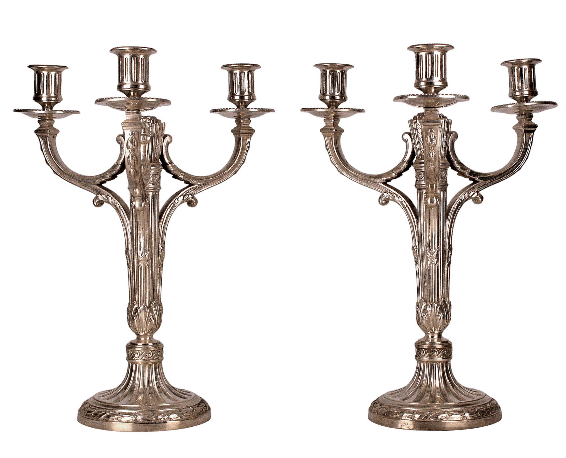 Art Nouveau Coppia di candelabri a 3 bracci placcati dei primi del Novecento provenienti dalla Francia di Christofle in vendita
