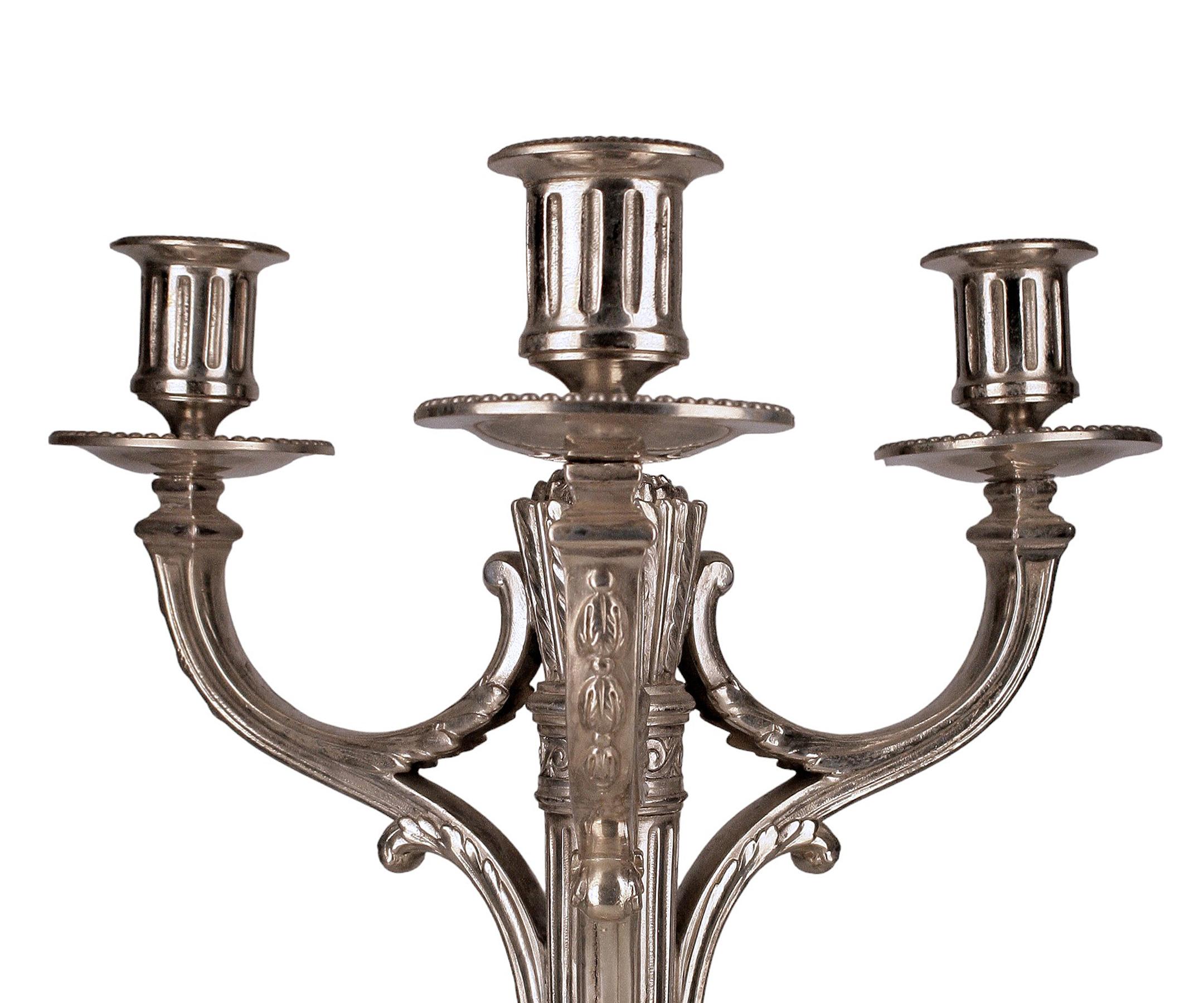 Francese Coppia di candelabri a 3 bracci placcati dei primi del Novecento provenienti dalla Francia di Christofle in vendita