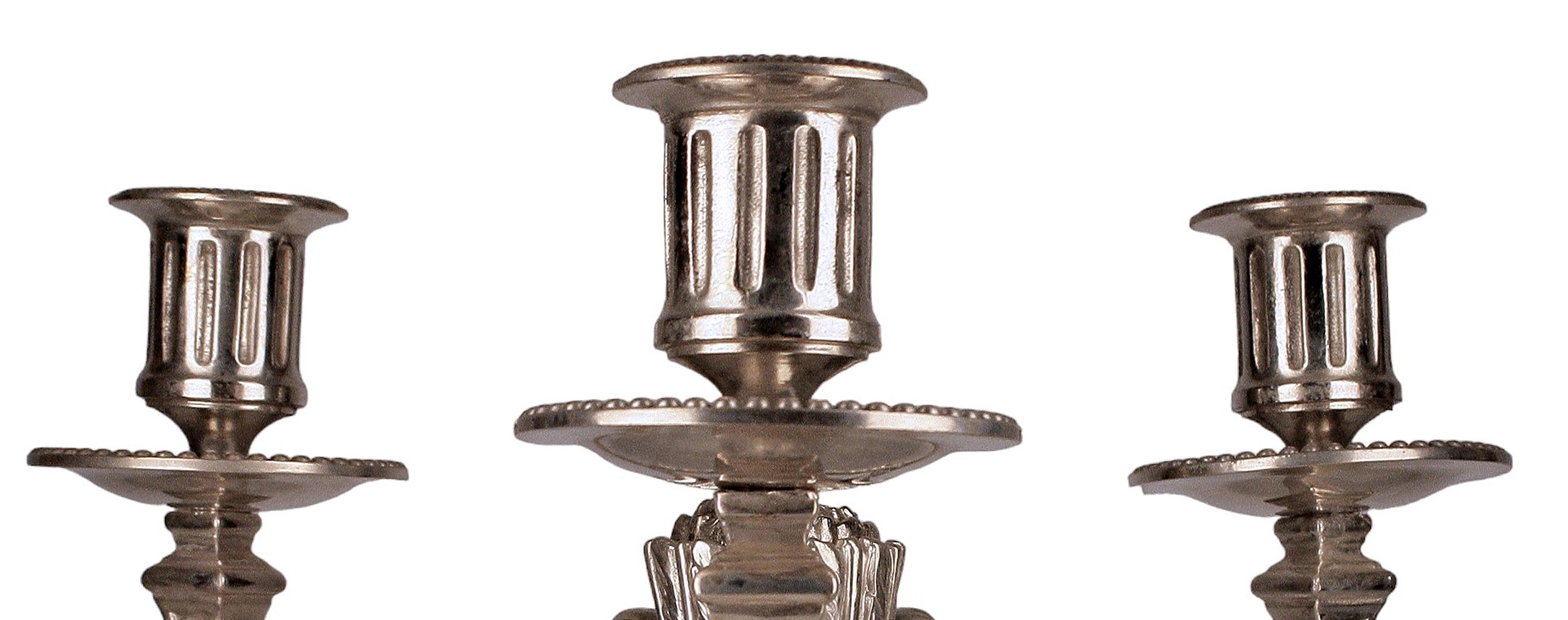 Argentato Coppia di candelabri a 3 bracci placcati dei primi del Novecento provenienti dalla Francia di Christofle in vendita