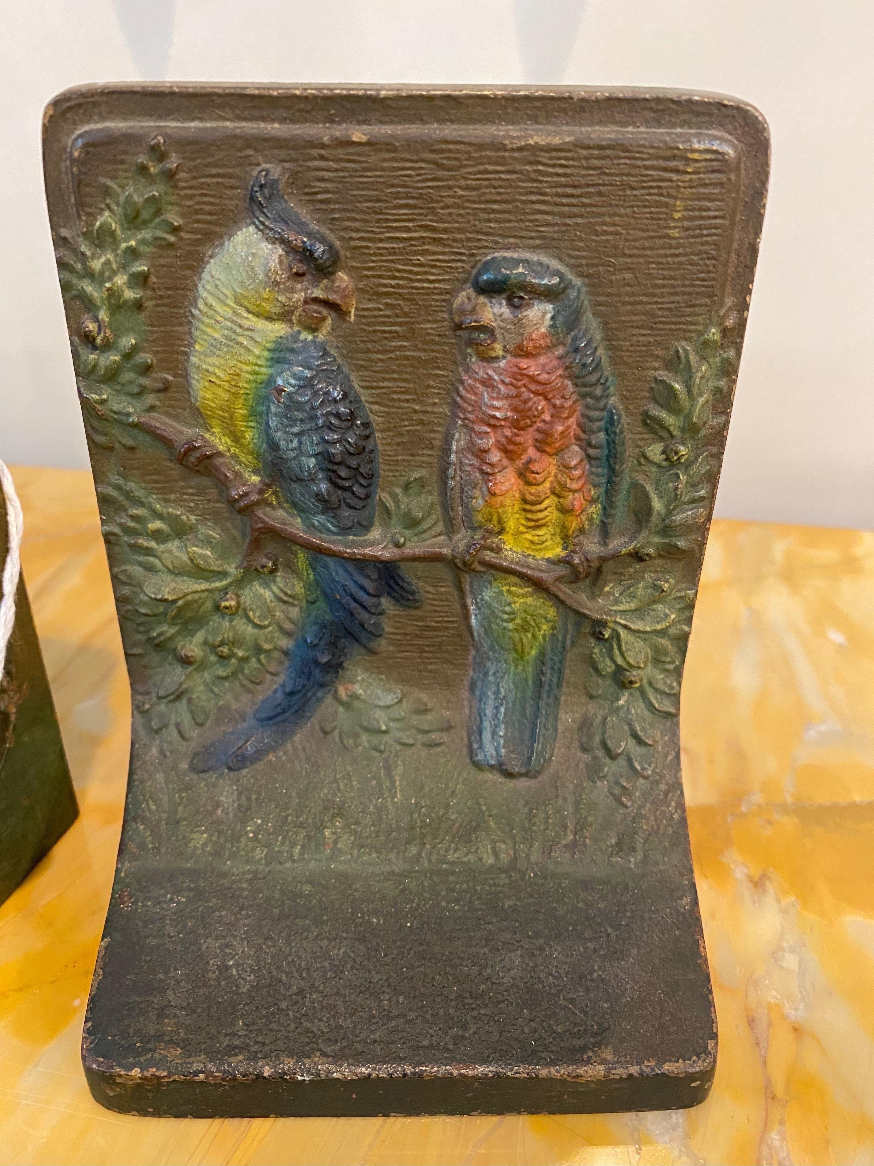 Ein Paar polychrome Buchstützen mit Papageien von Bradley und Hubbard aus dem frühen 20.
