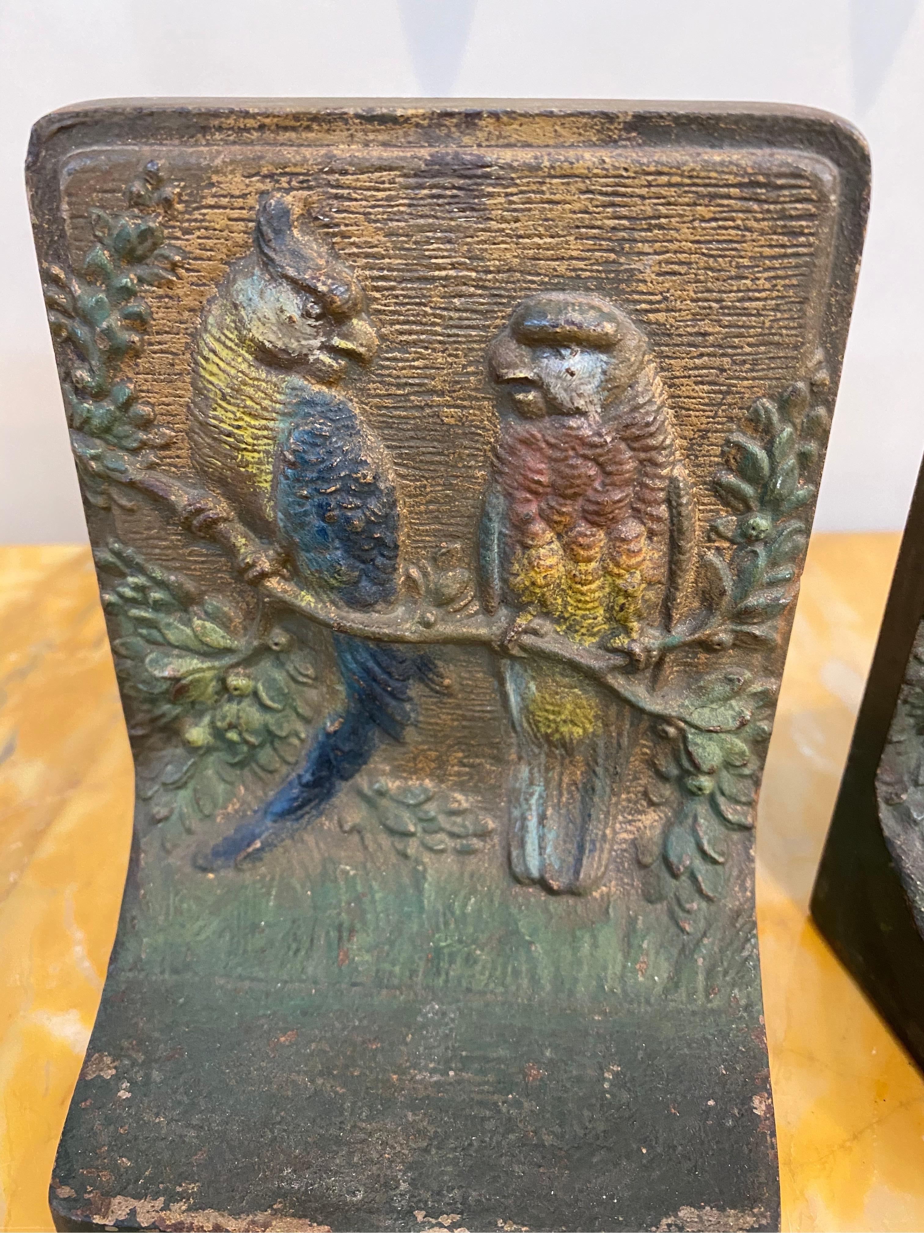 Paar polychrome Buchstützen mit Papageien aus dem frühen 20. Jahrhundert von Bradley und Hubbard (amerikanisch) im Angebot
