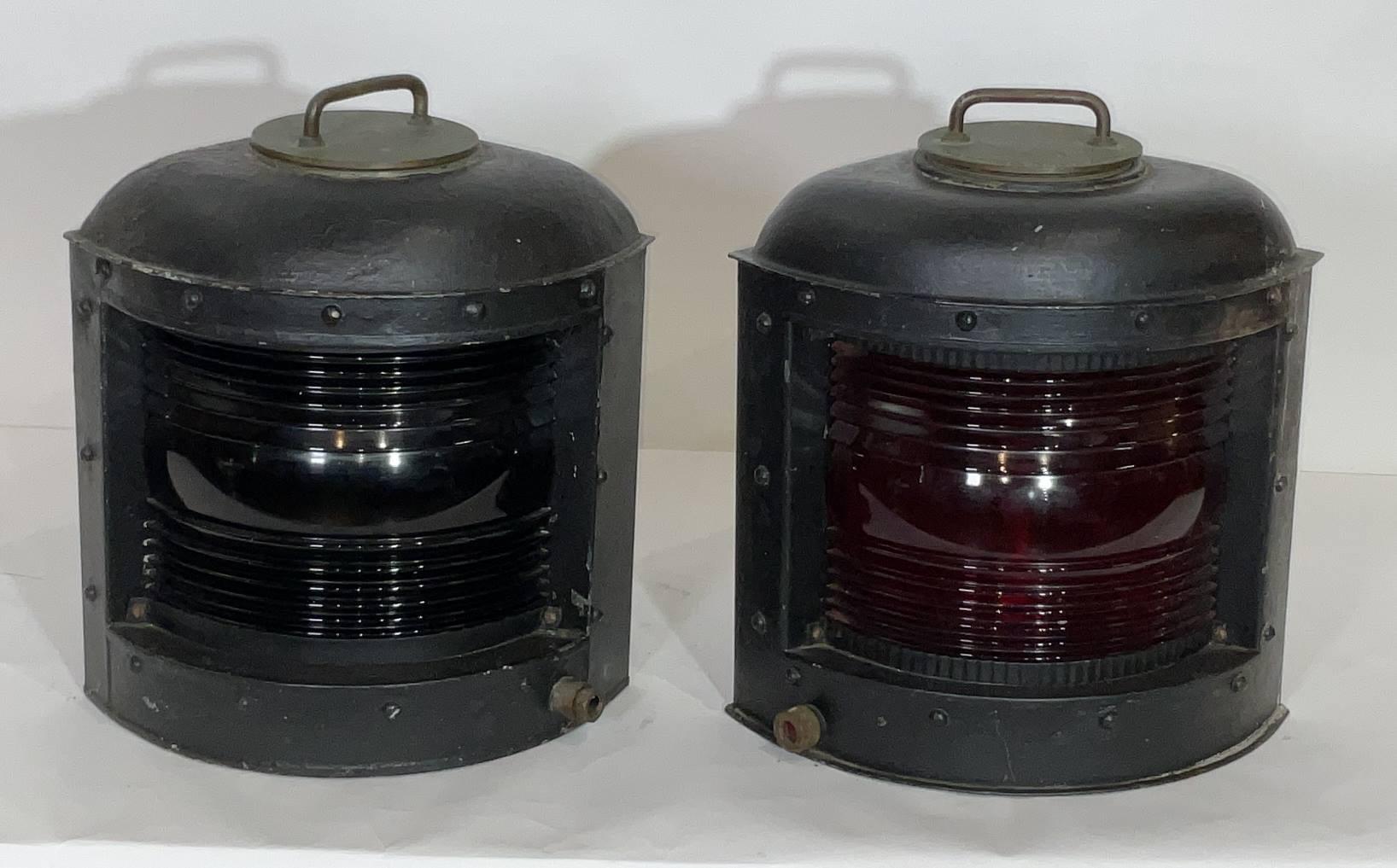 Coppia di lanterne di babordo e tribordo in ferro della Durkee Marine Products Corporation di Staten Island NY. Entrambi sono dotati di prese elettriche. Lenti in vetro fresnel rosse e verdi. 16