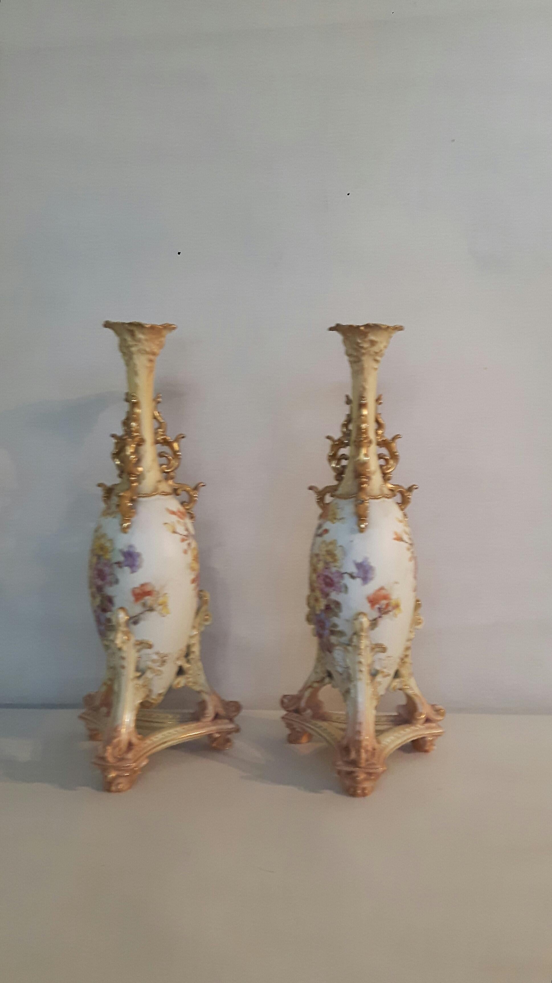 Paar Rudolfstadt-Vasen des frühen 20. Jahrhunderts (Glasiert) im Angebot