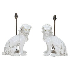 Coppia di lampade "Shi Lion" o "Dog of Fo" in porcellana Blanc de Chine dei primi anni del XX secolo