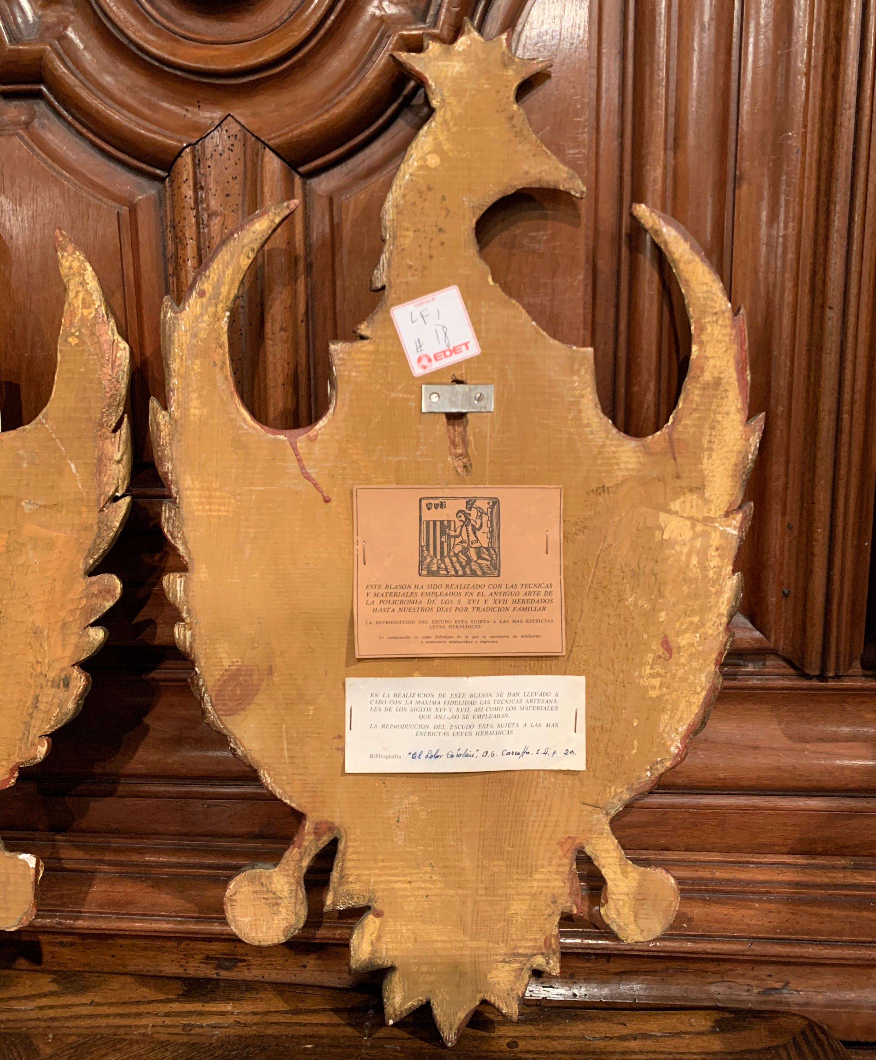 Paire de boucliers muraux espagnols en bois doré sculpté et polychrome du début du XXe siècle en vente 5
