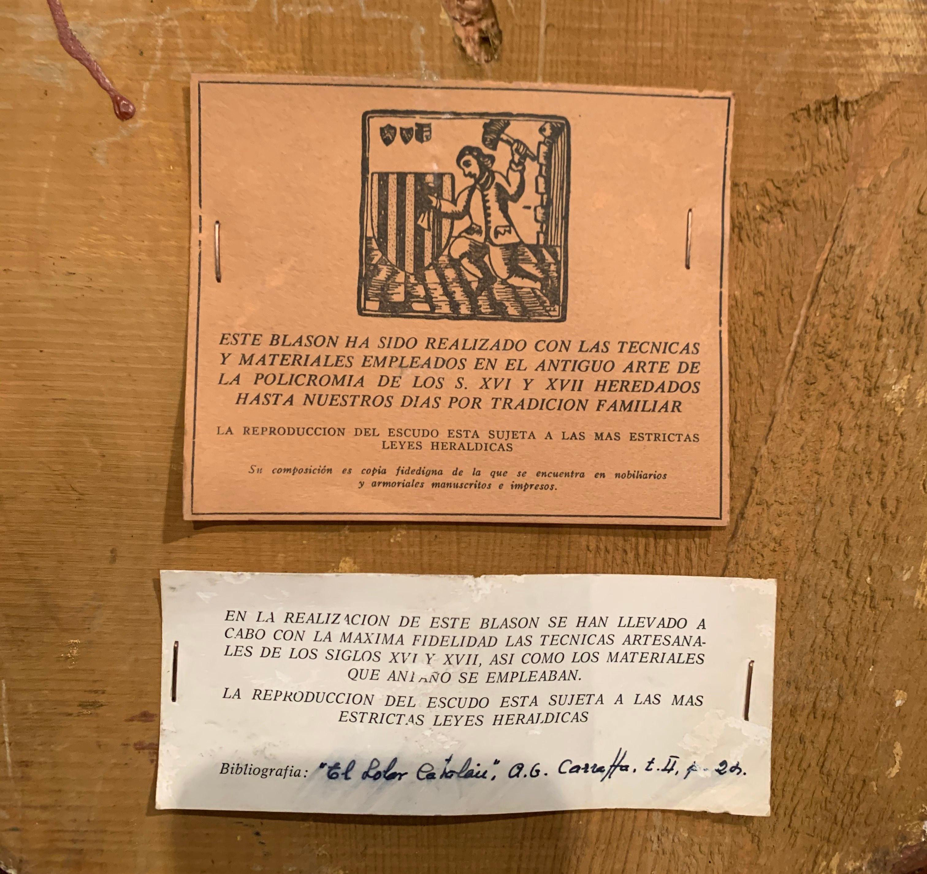Paire de boucliers muraux espagnols en bois doré sculpté et polychrome du début du XXe siècle en vente 6