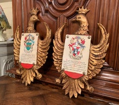 Pareja de escudos de pared españoles de principios del siglo XX tallados en madera dorada y policromados