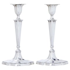 Pareja de candelabros de plata de ley de principios del siglo XX