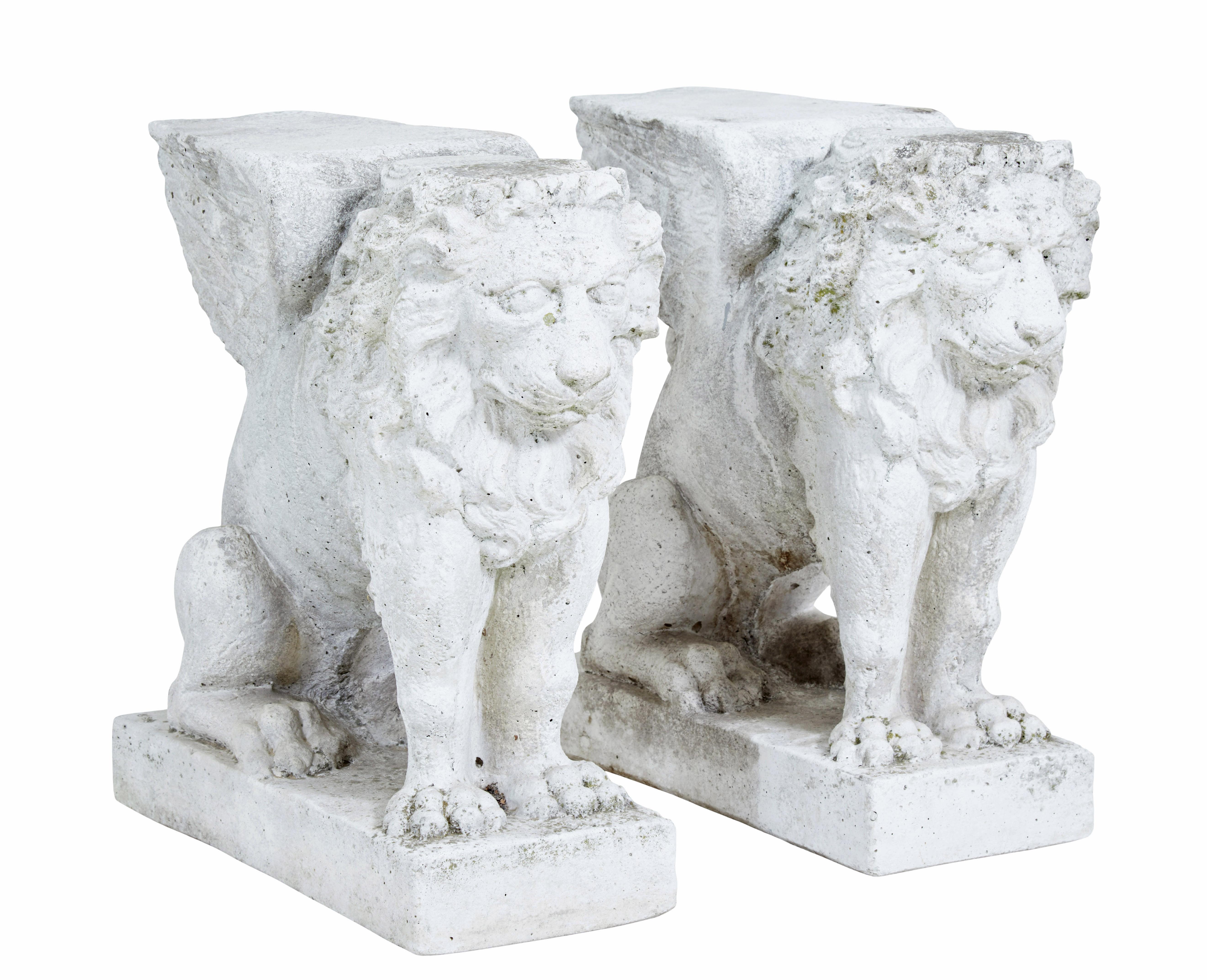 Victorien Paire de piédestaux de lion de jardin en pierre du début du 20e siècle en vente