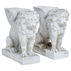 Coppia di piedistalli a forma di leone da giardino in pietra dell'inizio del XX secolo