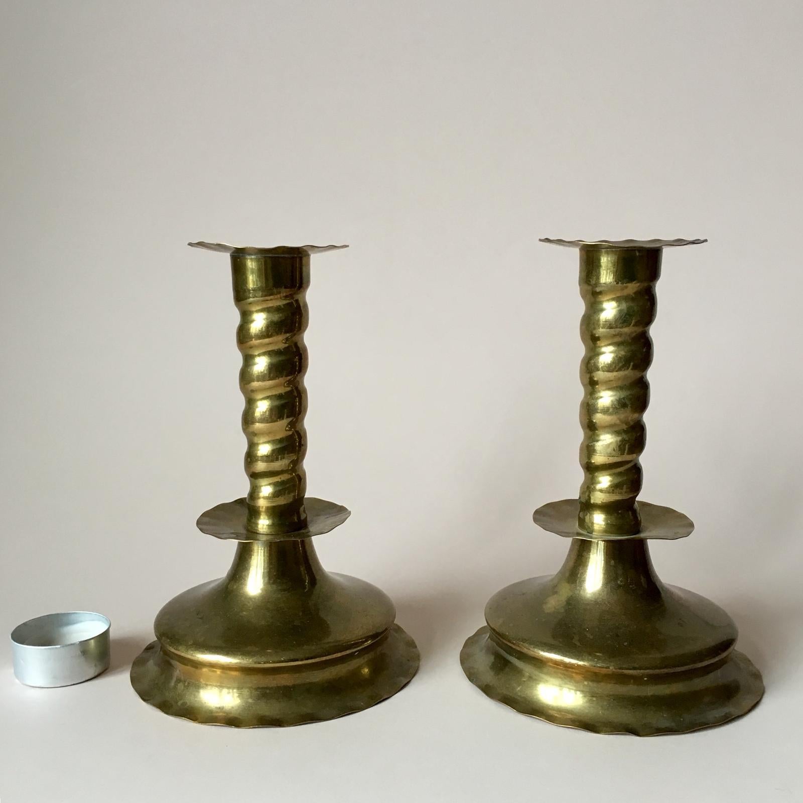 Pair of Early 20th Century Swedish Baroque Style Brass Candleholders (Frühes 20. Jahrhundert) im Angebot